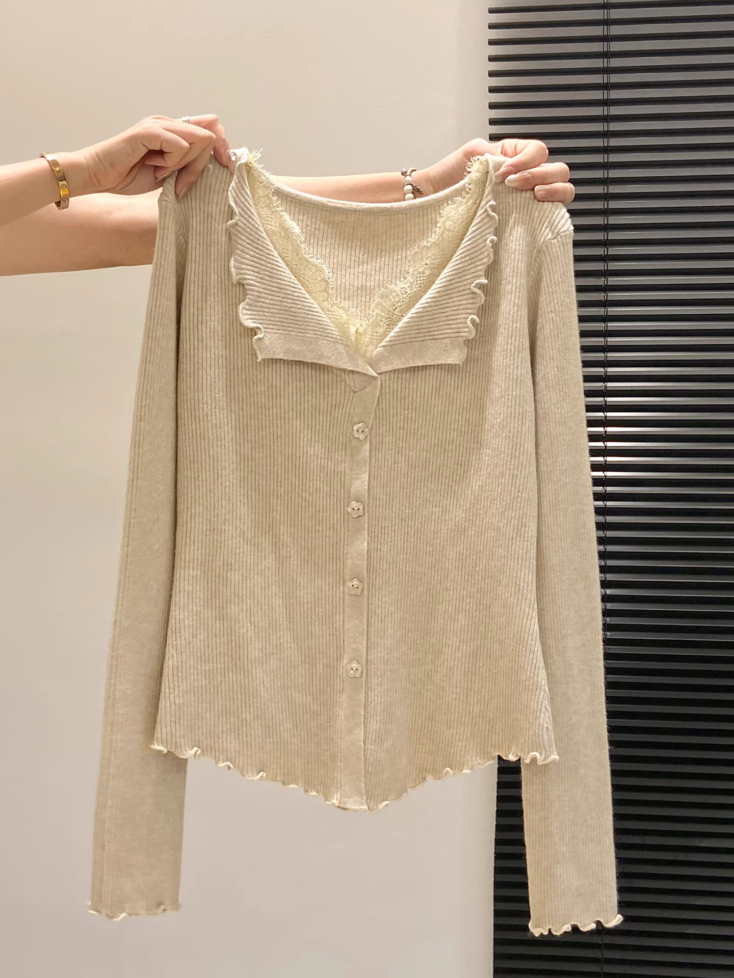 Áo len dệt kim dài tay màu vàng La Chapelle kiểu dáng thanh lịch dành cho nữ, mẫu mới thu đông 2025, kiểu dáng ôm sát.