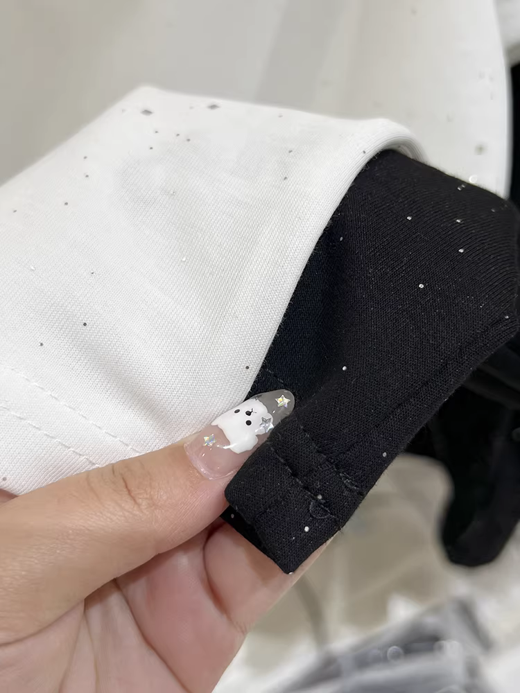 Áo thun nữ La Chapelle màu đen cổ tròn tay ngắn kiểu regular, thiết kế mới mùa hè 2025, điểm nhấn nơ đính đá độc đáo