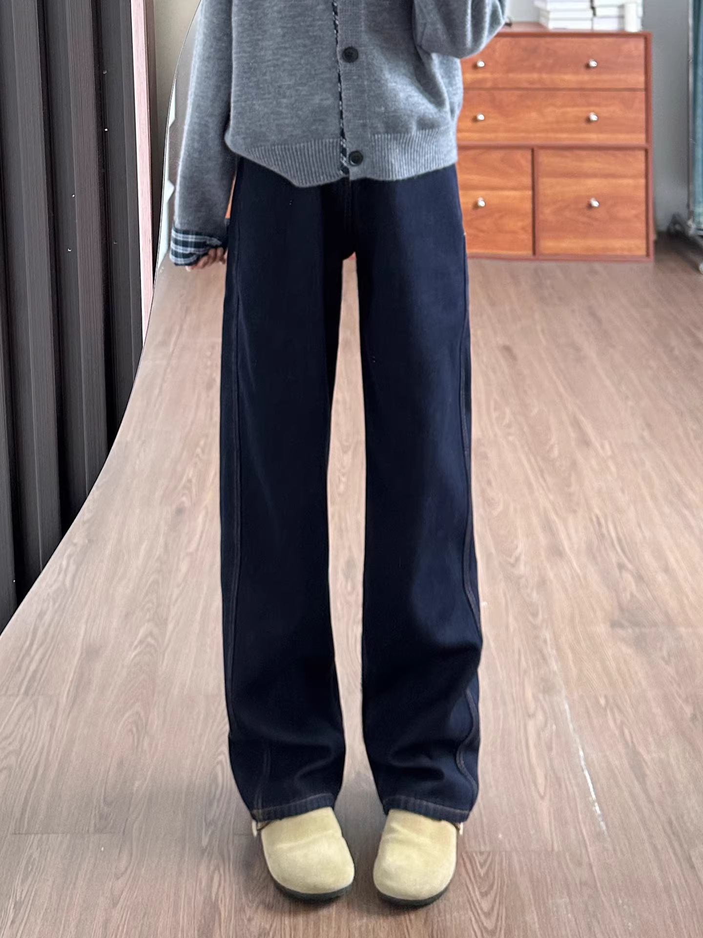 Quần jeans ống rộng dày dặn lót lông màu xanh đậm La Chapelle dành cho nữ, mẫu mới thu đông 2025, cạp cao, dáng ôm thẳng