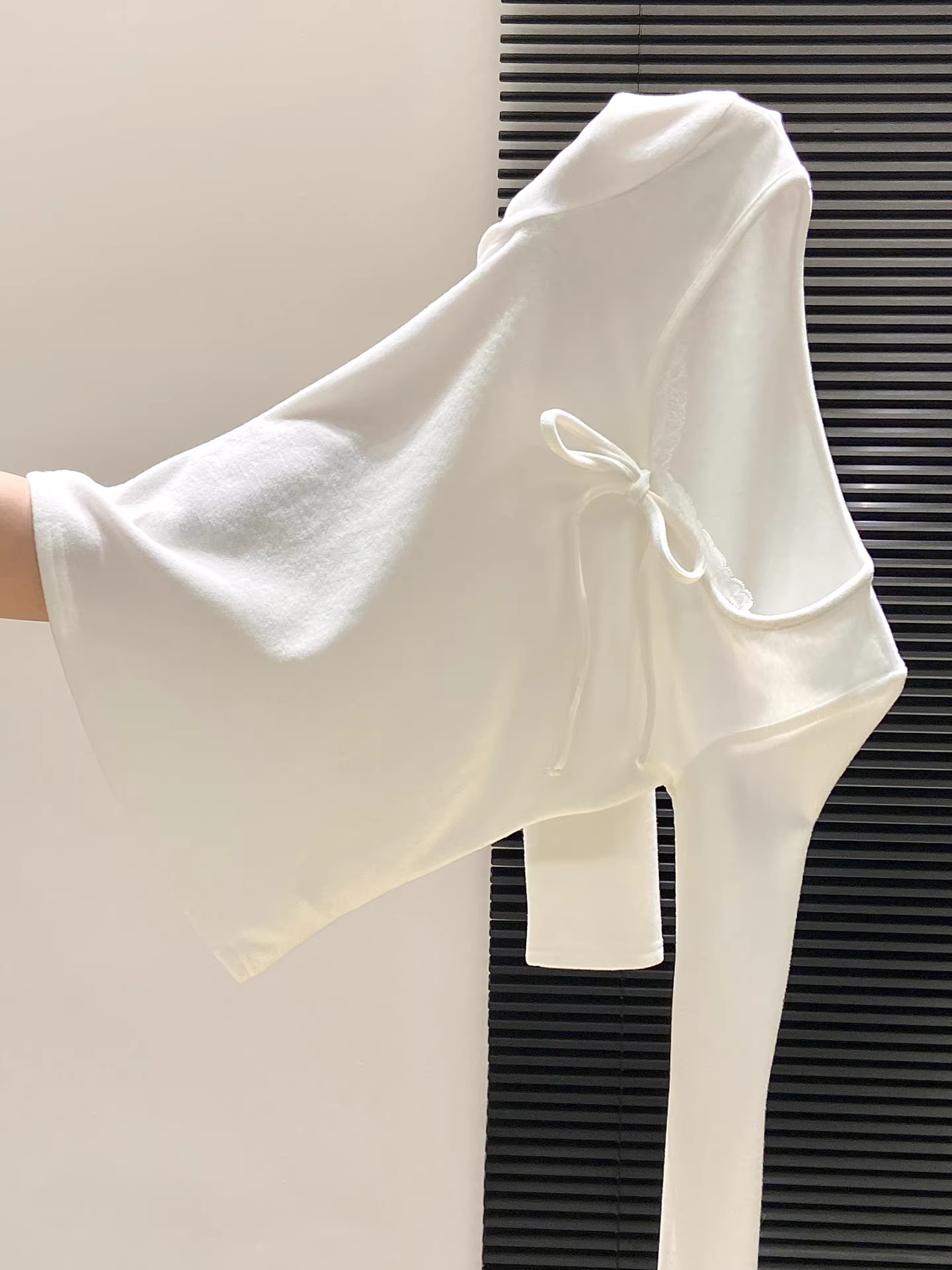 Áo thun nữ tay dài cổ V ren phong cách Hàn Quốc La Chapelle, kiểu dáng ôm body, phối nơ, mới thu đông 2025