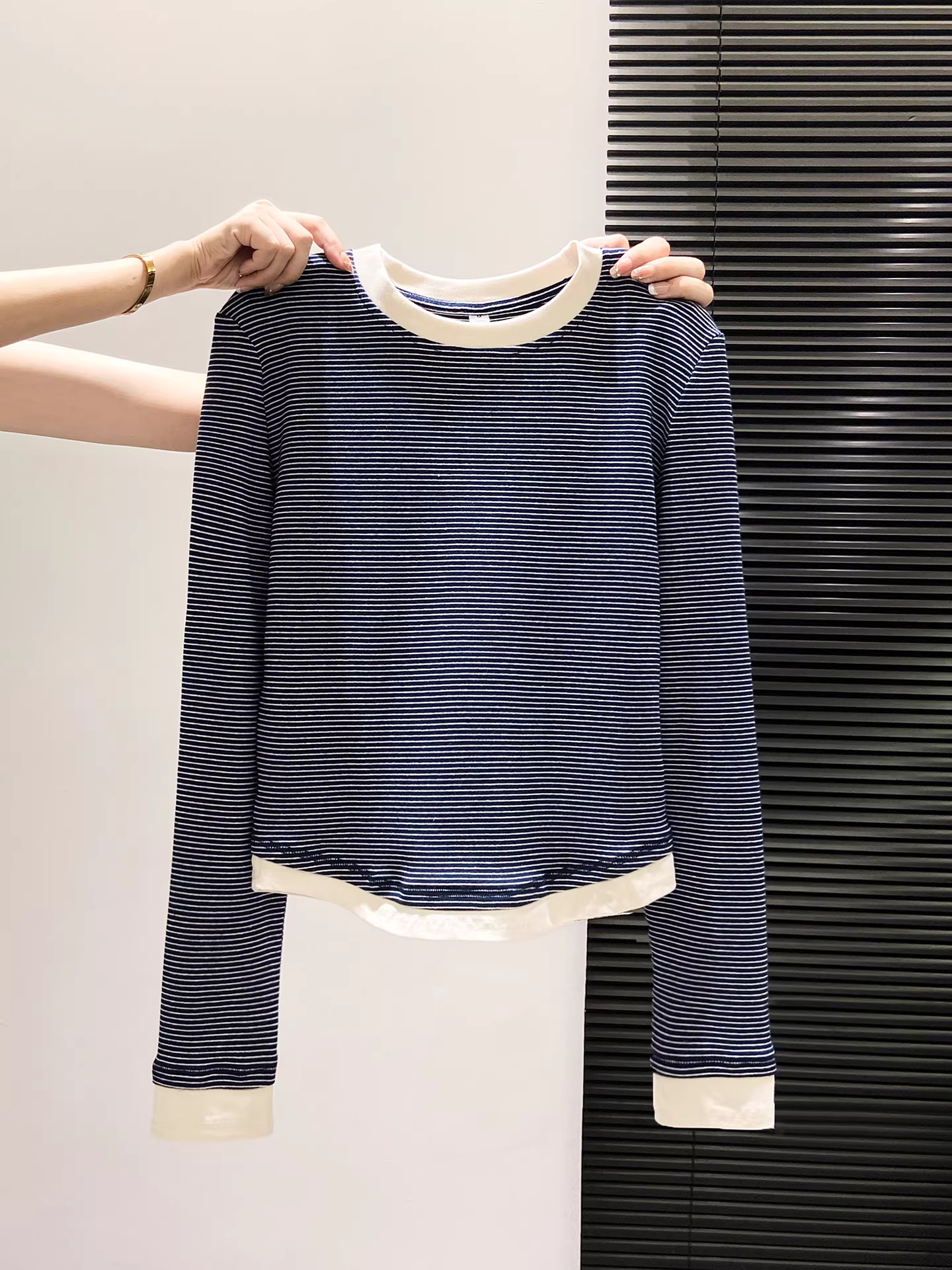 Áo thun nữ La Chapelle phối màu sọc giả hai mảnh tay dài, kiểu dáng ôm body cổ tròn, mẫu mới xuân thu 2025.