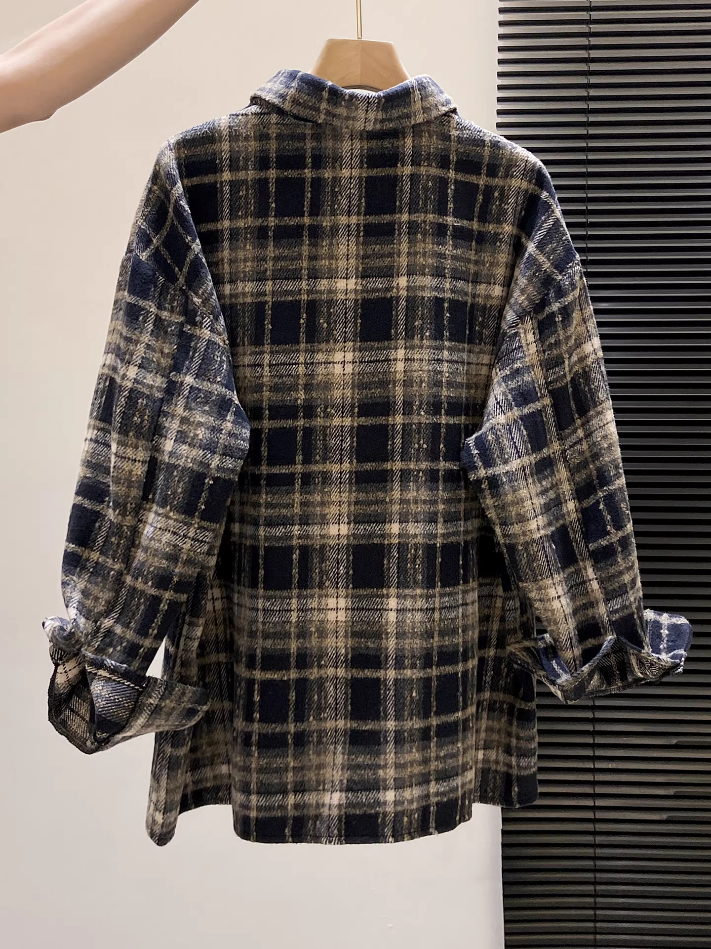 Áo sơ mi kẻ caro dày dặn La Chapelle tay dài dành cho nữ, mẫu mới thu đông 2025, kiểu dáng năng động, dễ phối đồ.