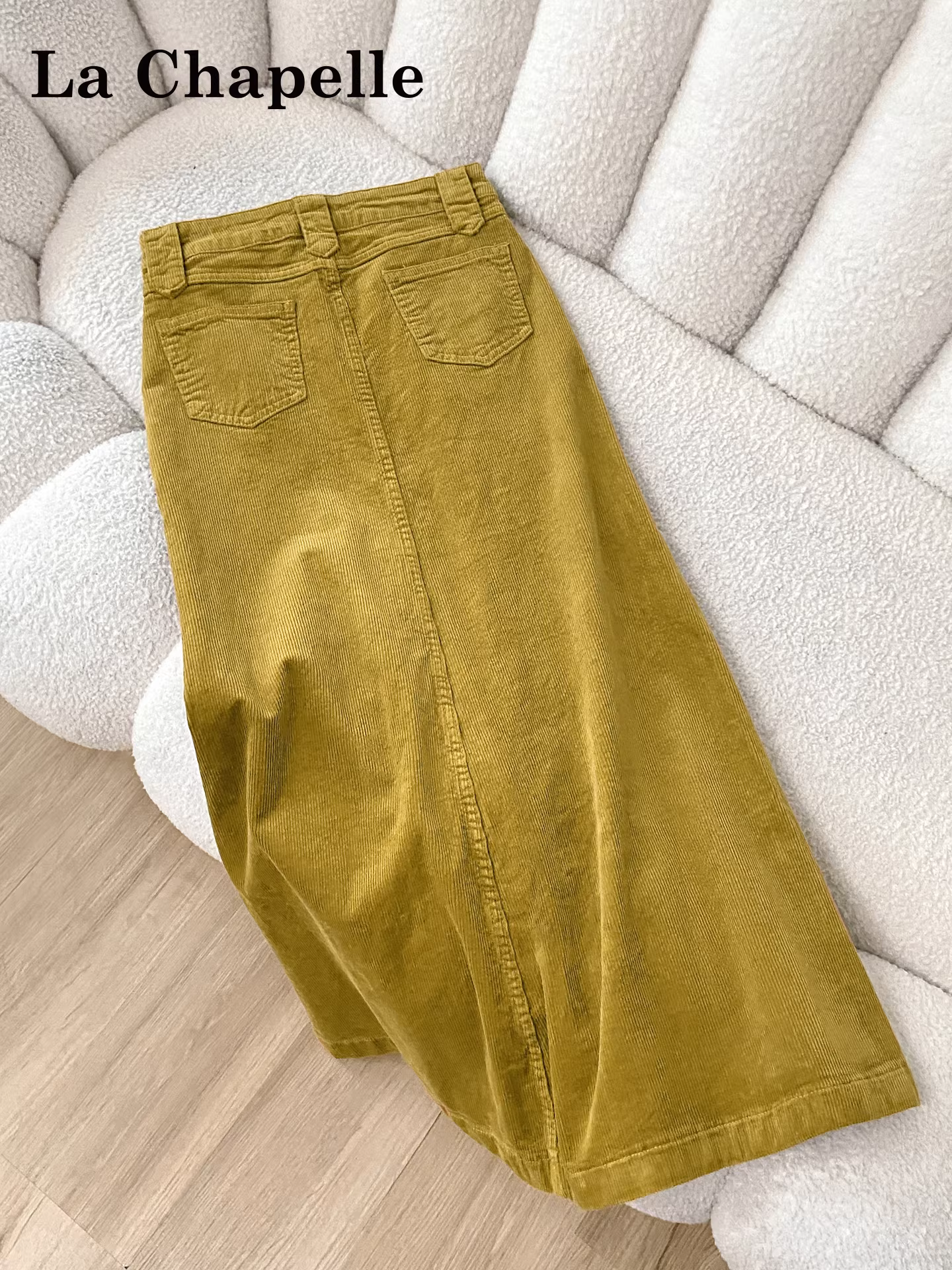 Váy đuôi cá chất liệu nhung gân màu vàng La Chapelle dành cho nữ, mẫu mới thu đông 2025, cạp cao, dáng chữ A, dài ngang đùi