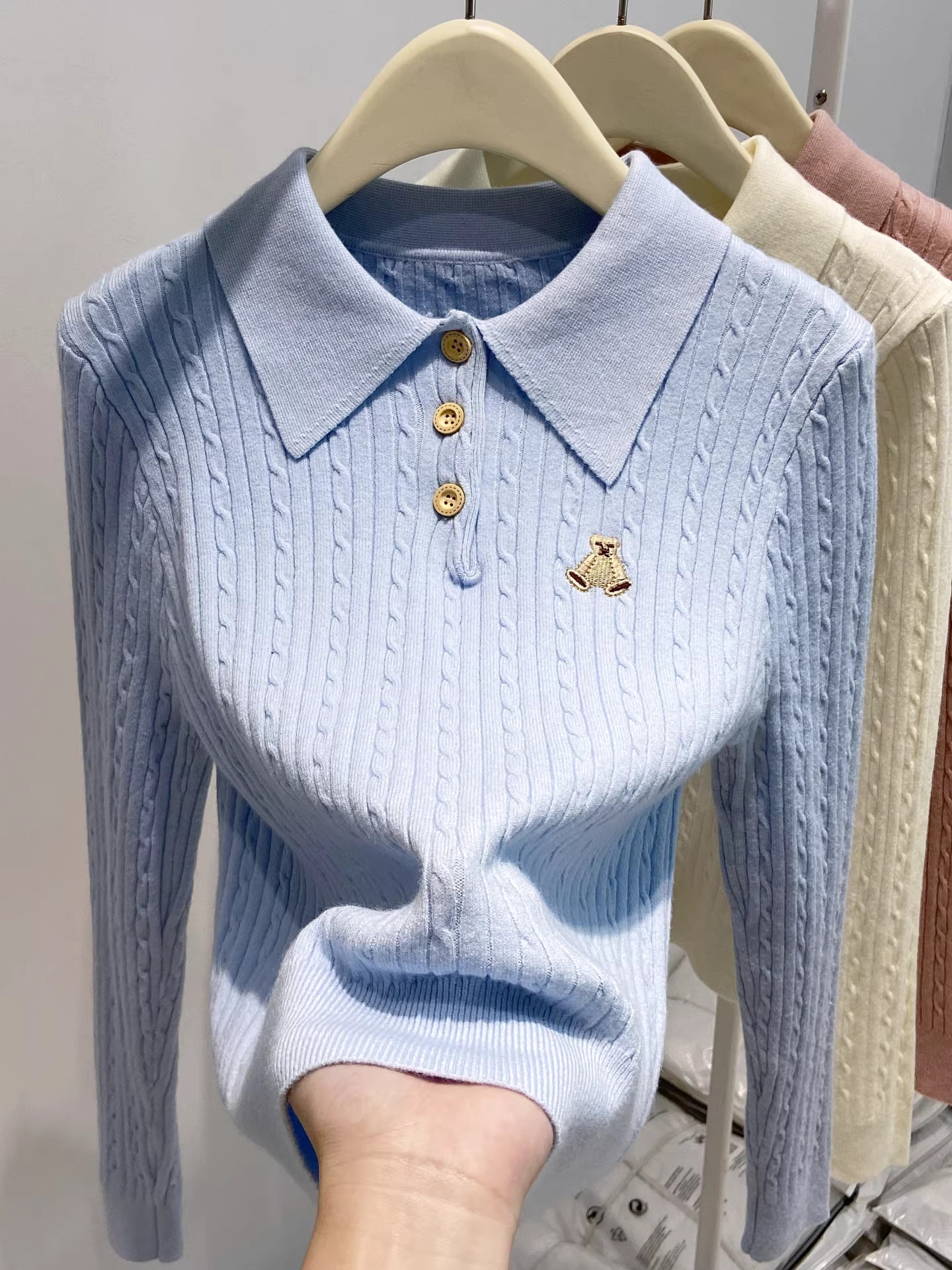 Áo len cổ polo trắng La Chapelle dành cho nữ, mẫu mới thu đông 2025, có lớp lót bên trong thêu nút.