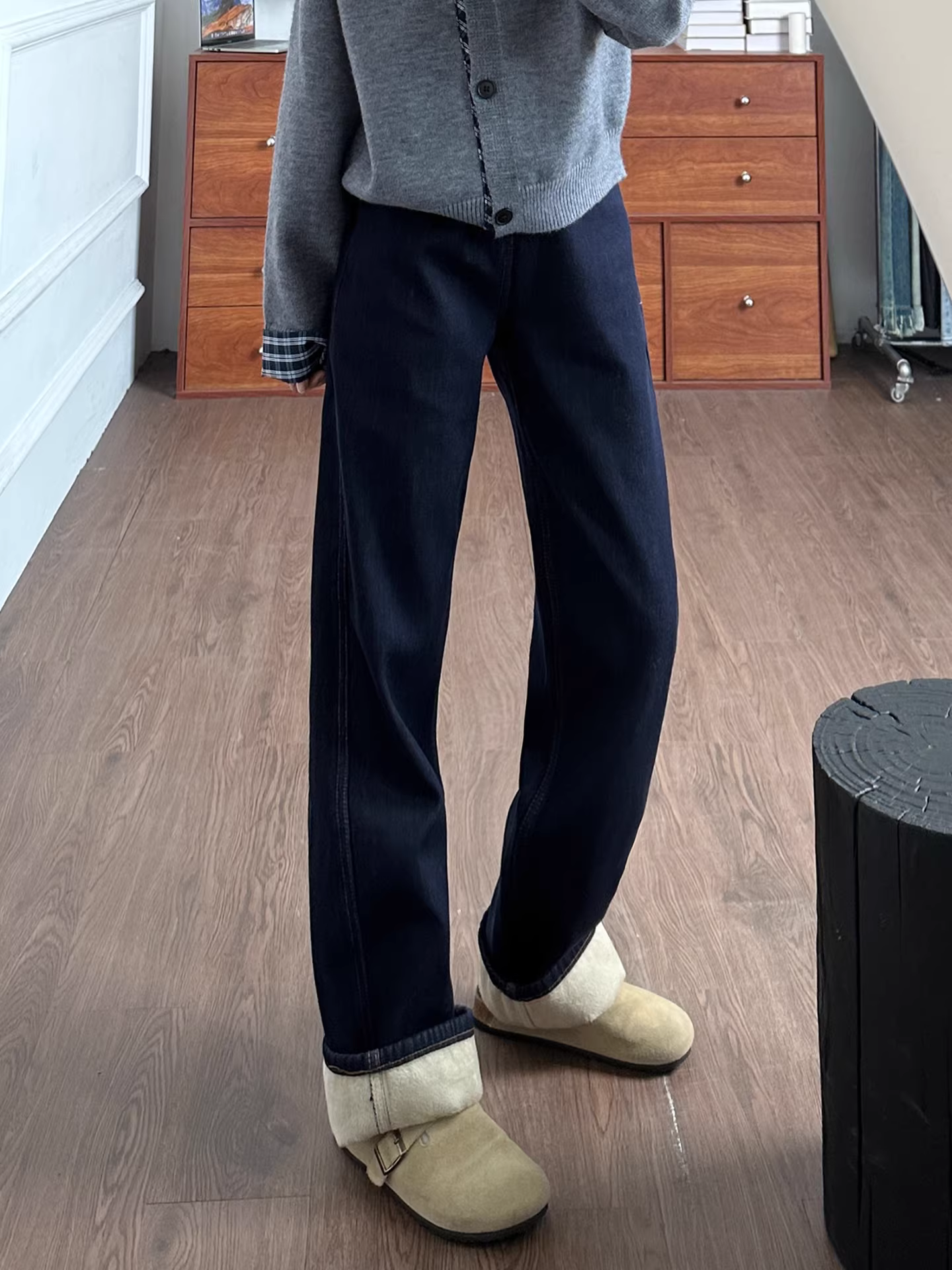 Quần jeans ống rộng dày dặn lót lông màu xanh đậm La Chapelle dành cho nữ, mẫu mới thu đông 2025, cạp cao, dáng ôm thẳng