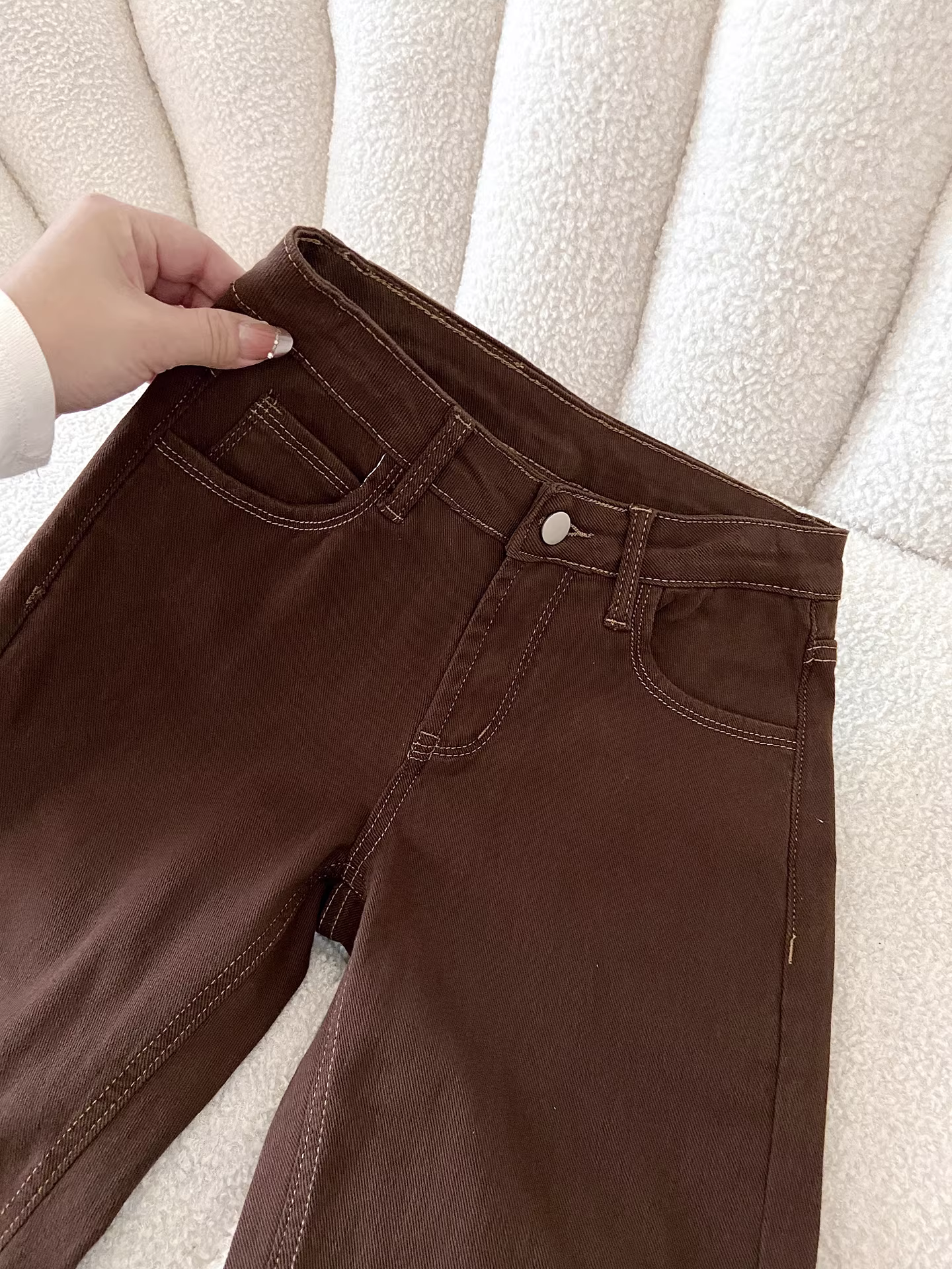 Quần jean ống loe dày lót lông màu nâu La Chapelle dành cho nữ, kiểu dáng thu đông mới 2025, quần ống loe không bó sát.