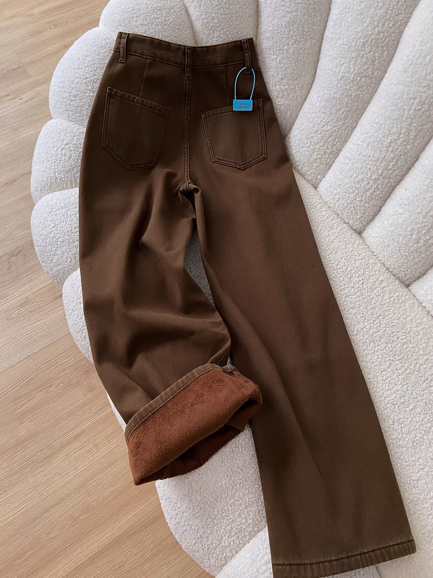 Quần jeans ống rộng màu cà phê La Chapelle Melard dành cho nữ, mẫu mới thu đông 2025, chất liệu dày dặn, lót lông mềm mại, dáng thẳng.