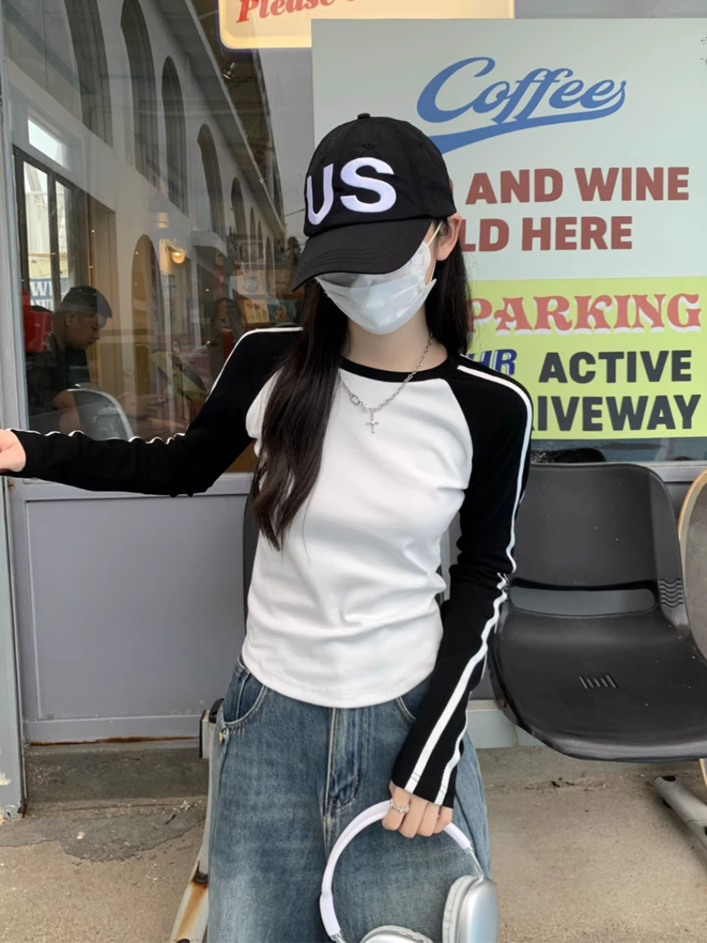 Áo thun nữ La Chapelle cổ tròn màu trắng phối màu, tay dài, kiểu dáng ôm body, mẫu mới thu đông 2025.