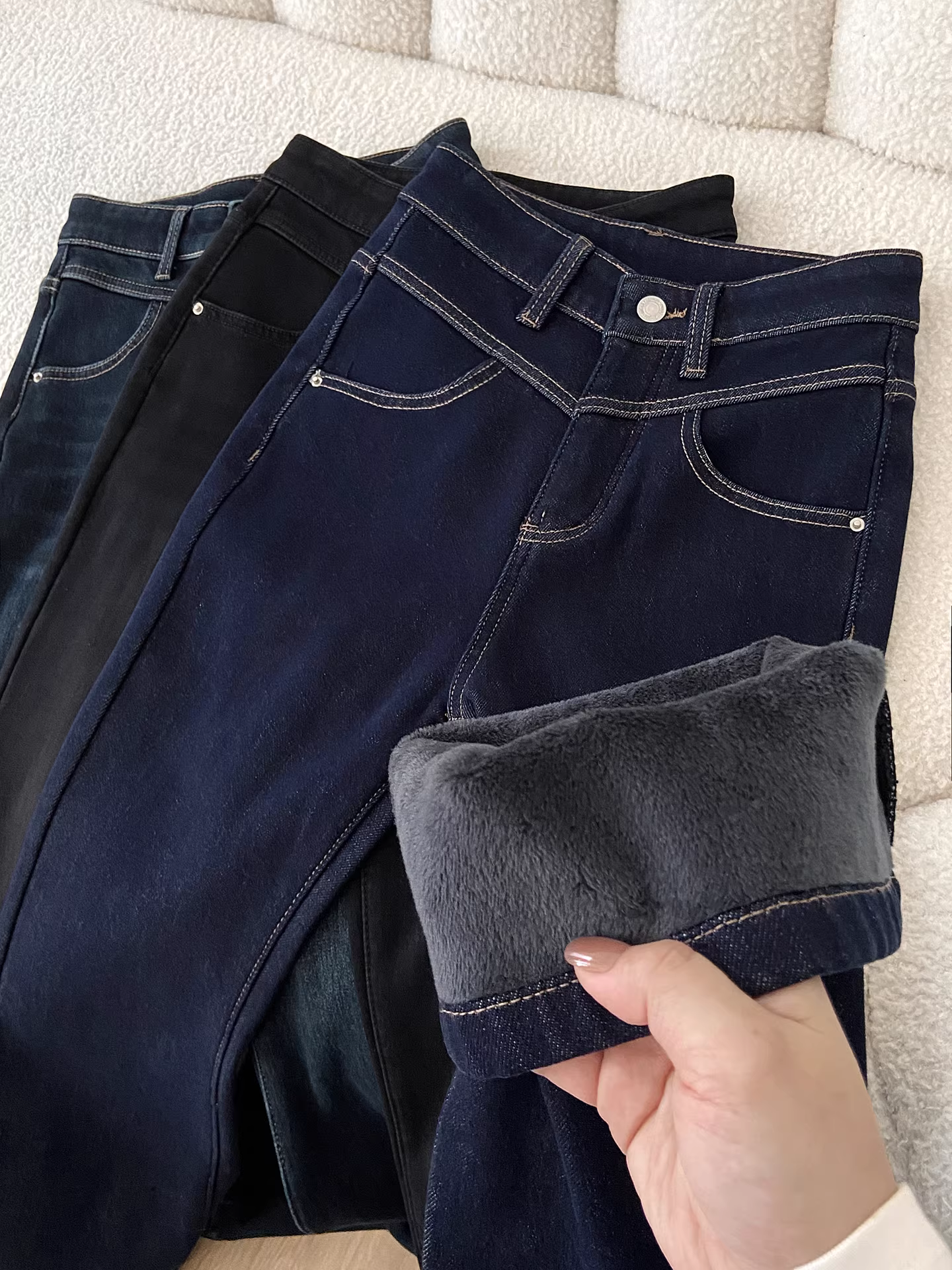 Quần jeans ống loe dày dặn lót lông màu xanh đậm La Chapelle dành cho nữ, kiểu mới thu đông 2025, quần ống loe dáng nhỏ nhắn.