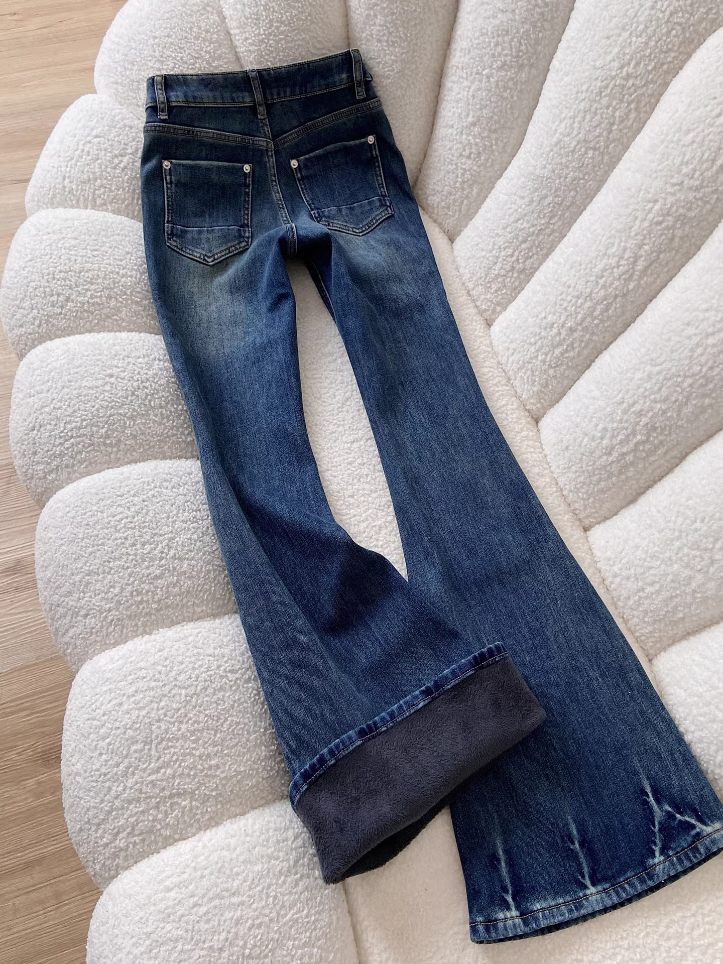 Quần jeans ống loe dày dặn lót lông La Chapelle kiểu retro dành cho nữ, mẫu mới thu đông 2025, ôm dáng, không bó sát.