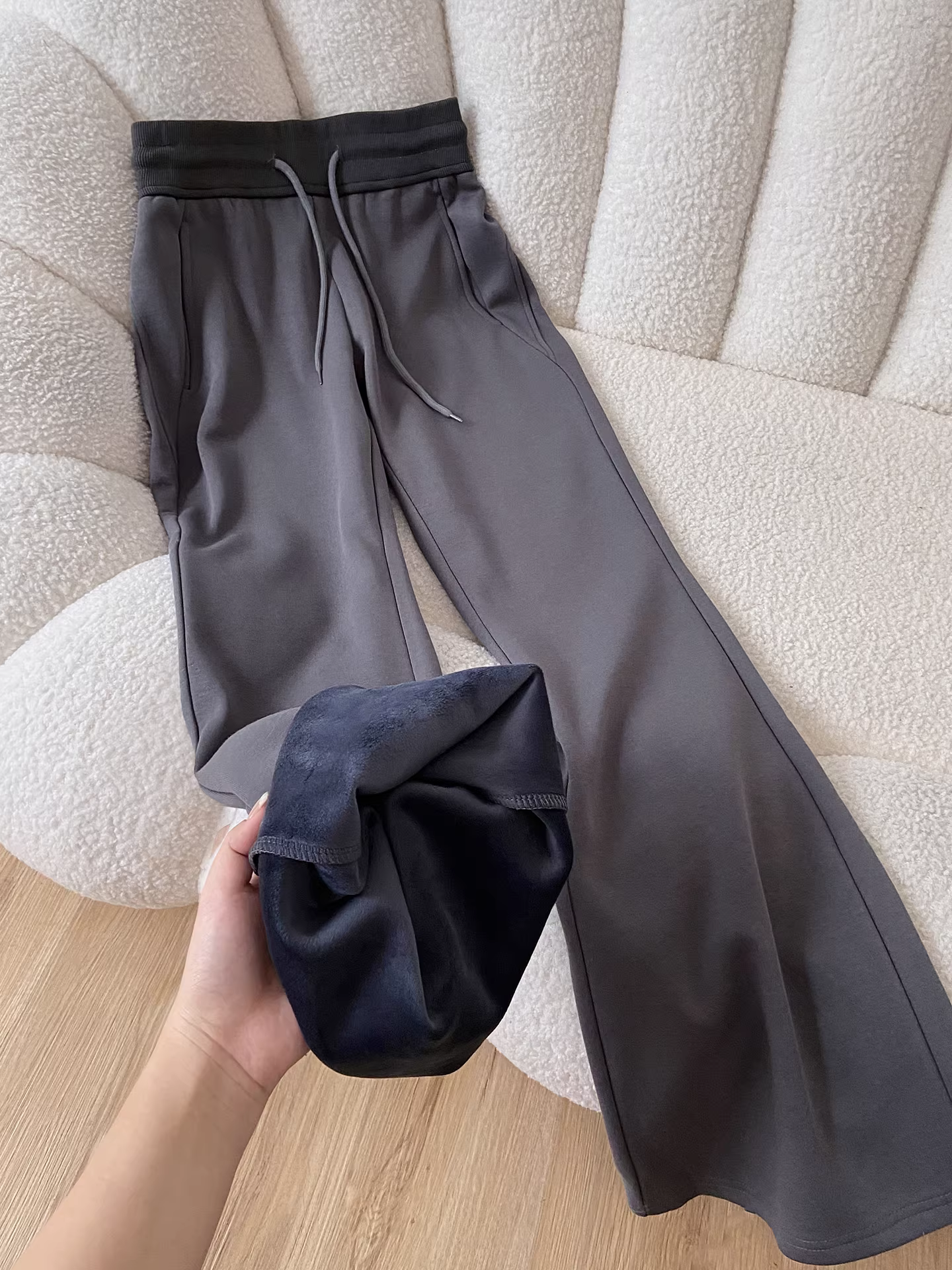 Quần thể thao ống loe dáng ôm, lót lông cừu đen La Chapelle dành cho nữ, mẫu mới thu đông 2025, cạp cao