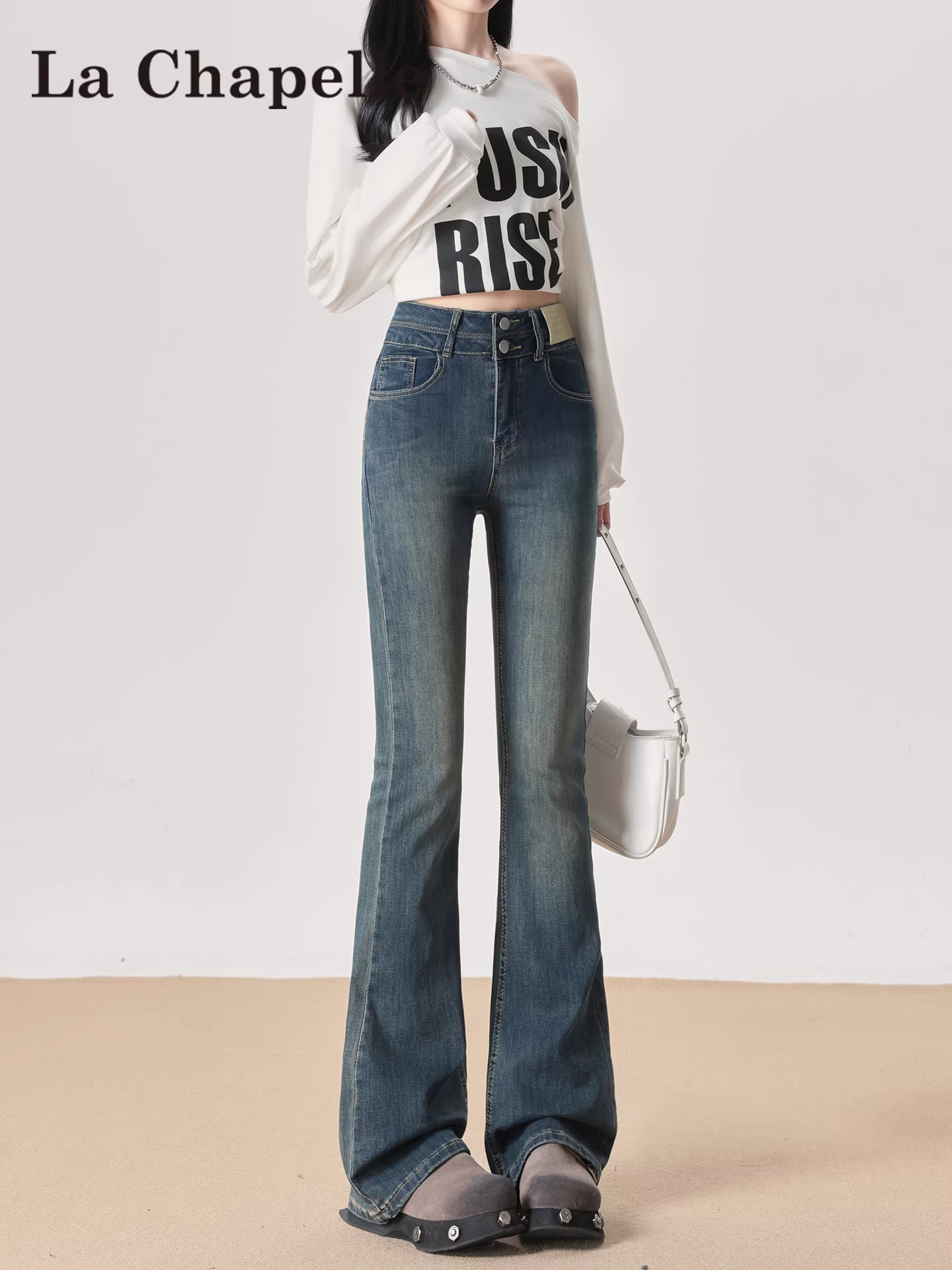 Quần jeans ống loe dày dặn lót lông cừu La Chapelle dành cho nữ, mẫu mới thu đông 2025, kiểu dáng nhỏ nhắn, chất liệu co giãn.