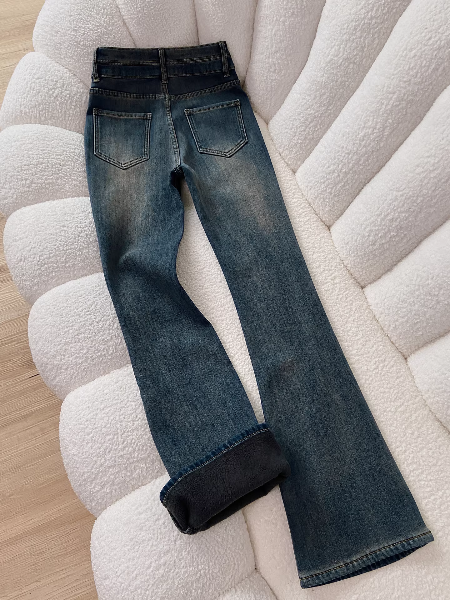 Quần jean La Chapelle lót lông cừu, không bó sát, kiểu dáng retro loe dành cho nữ, quần ống loe cạp cao mùa thu đông 2025 mới.