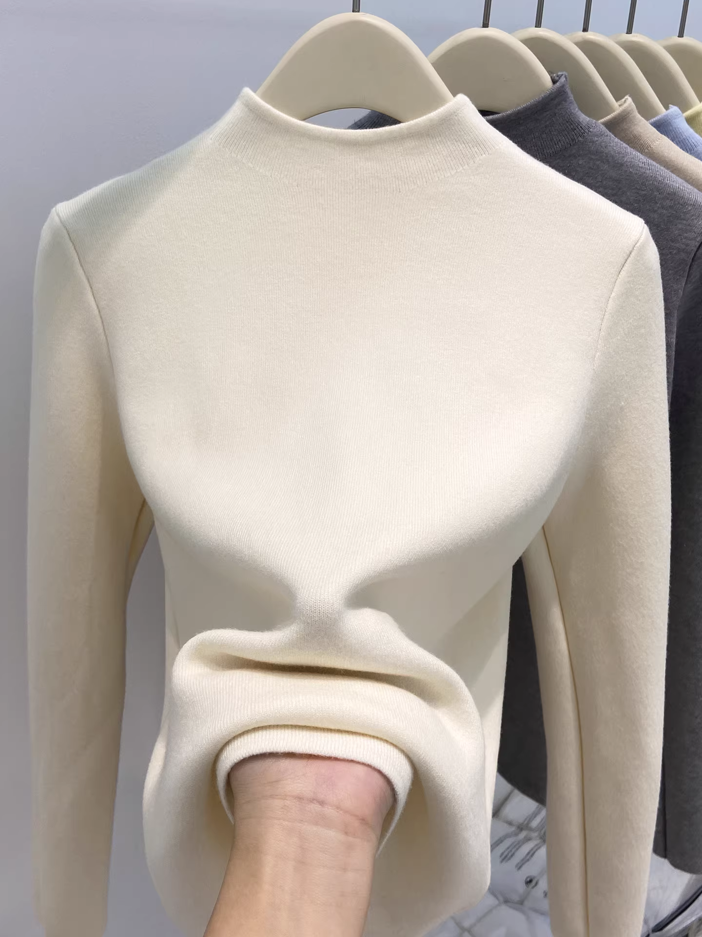 Áo len nữ La Chapelle cổ nửa cao màu đen, lớp trong, kiểu dáng nhỏ nhắn, thu đông 2025