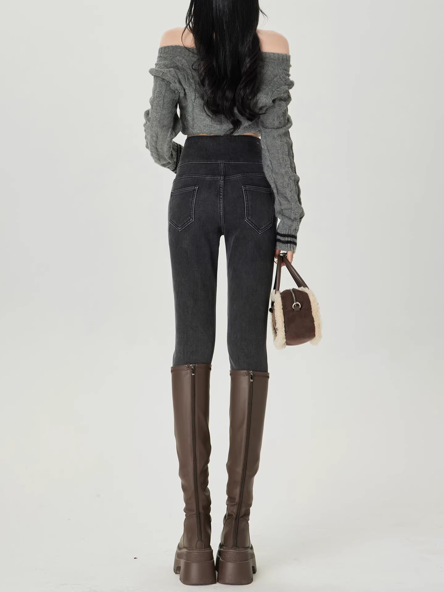 Quần jean nữ La Chapelle màu xám, lót lông cừu, dày dặn, kiểu dáng ôm sát, cạp cao, mùa thu đông 2025