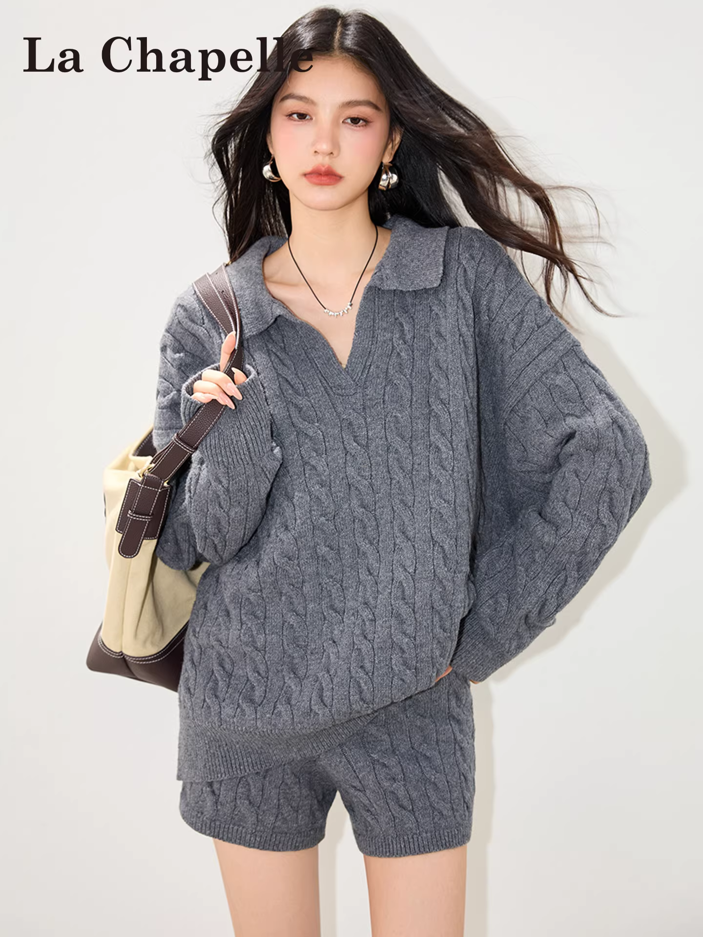 Bộ đồ hai mảnh áo len cổ polo màu xám La Chapelle và quần short chữ A cạp cao nữ thu đông 2025 mới