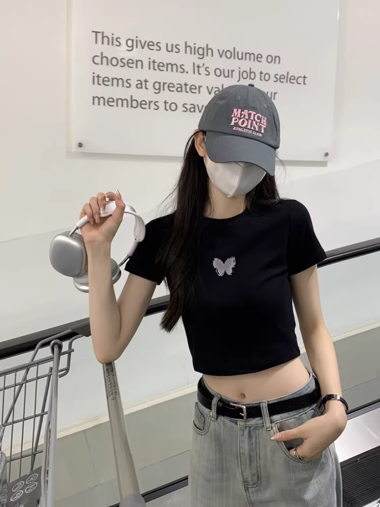 Áo thun ngắn tay in họa tiết La Chapelle màu xám dành cho nữ, áo crop top ôm sát mới mùa hè 2025 khoe rốn.