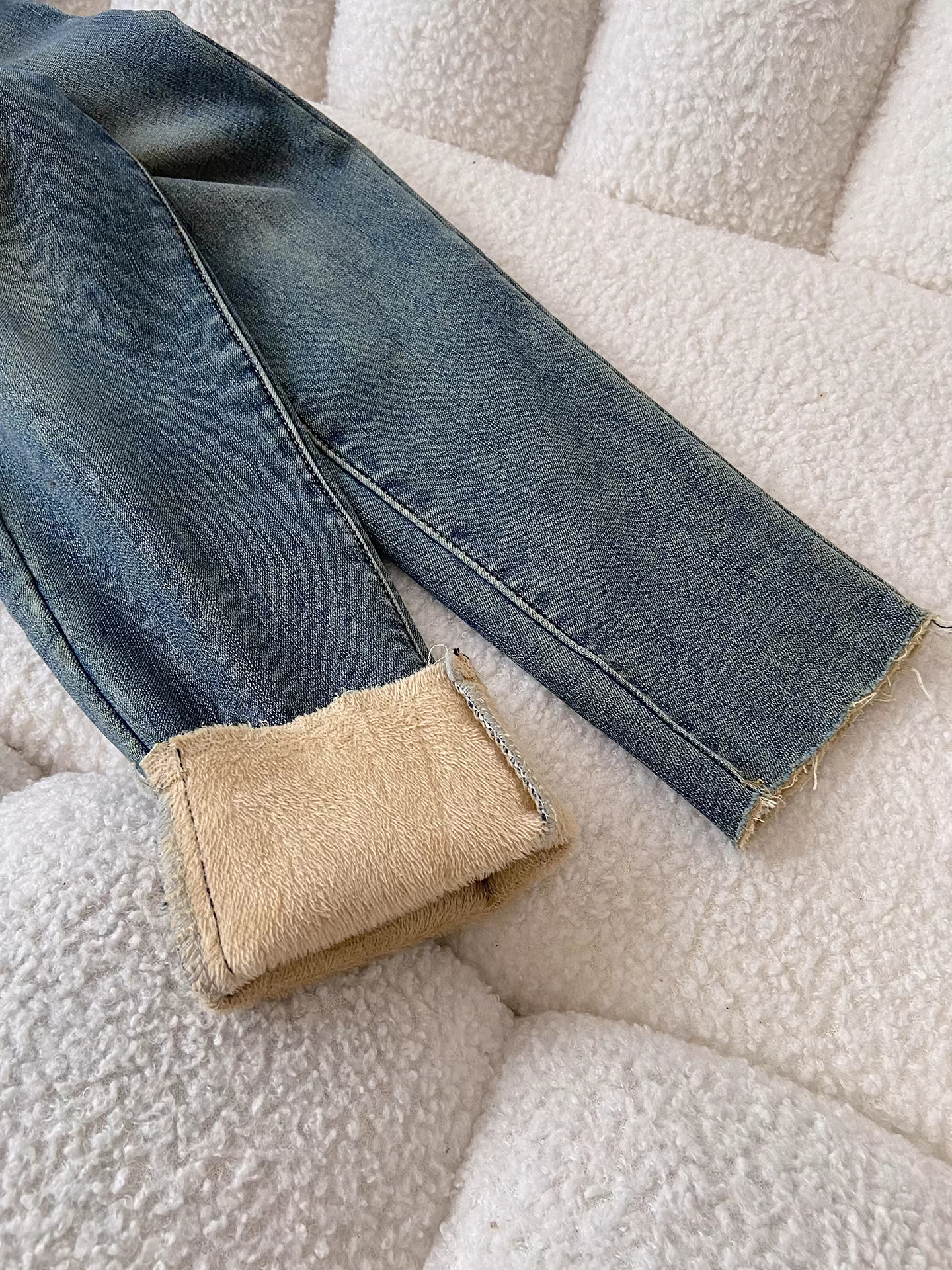 Quần jean bó sát lót lông cừu đen La Chapelle dành cho nữ, kiểu mới thu đông 2025, quần bút chì ôm sát cạp cao dáng nhỏ nhắn.