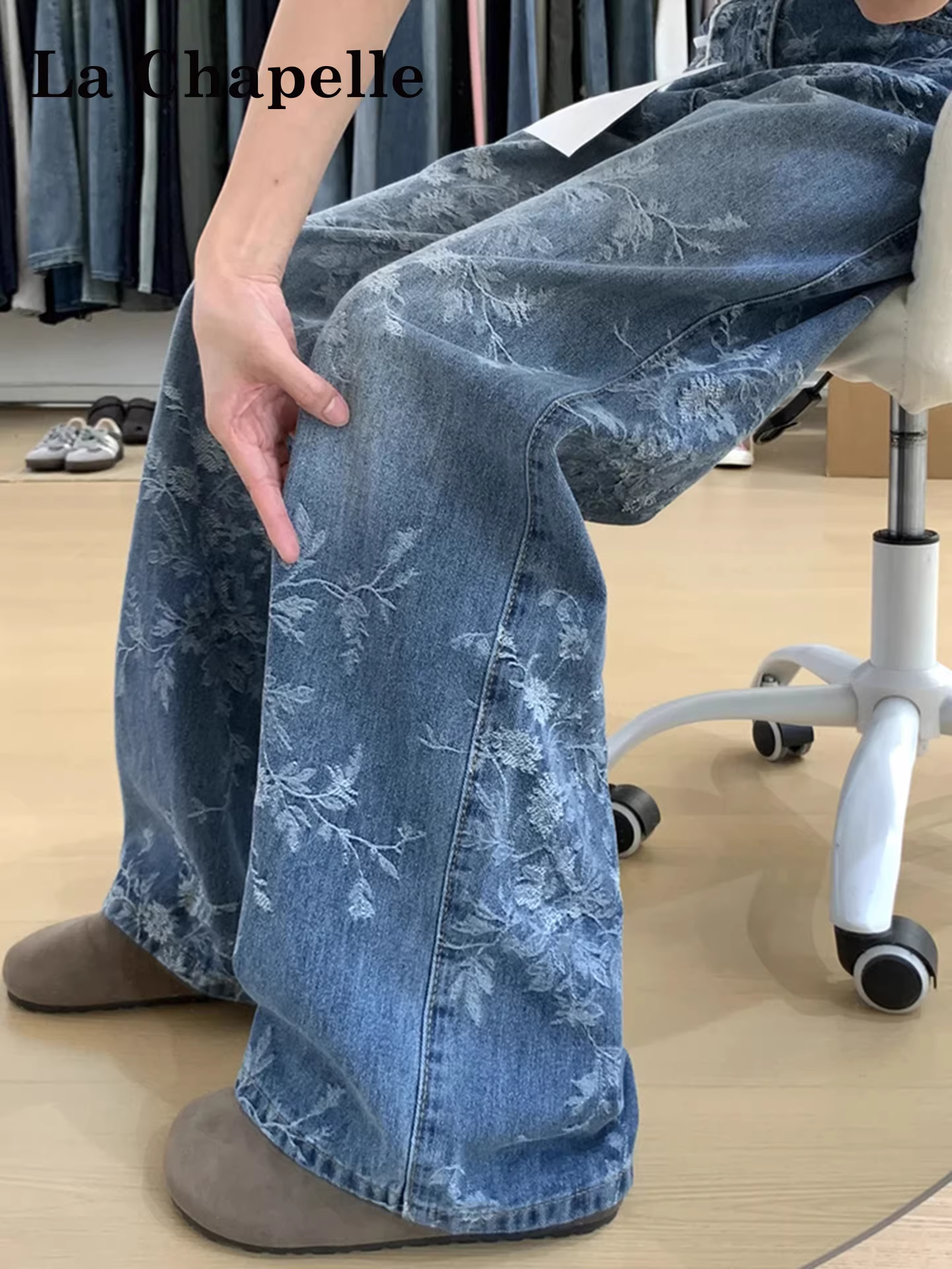 Quần jeans ống rộng thêu họa tiết jacquard màu xanh La Chapelle dành cho nữ, mẫu mới thu đông 2025, dáng rộng, tôn dáng, thẳng.