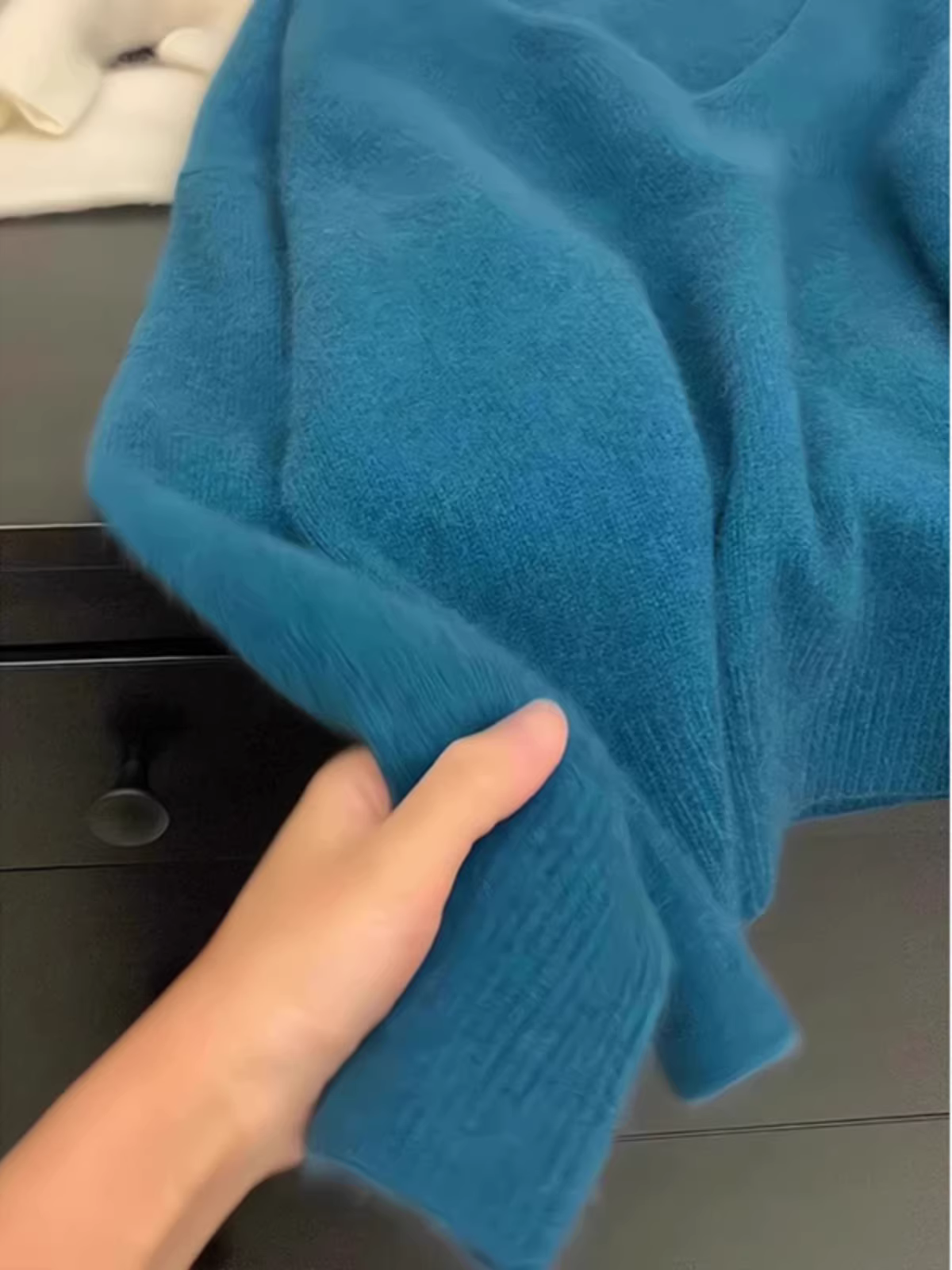 Áo len dệt kim cổ chữ V màu xanh La Chapelle dành cho nữ 2025 mới mùa thu đông kiểu dáng ôm sát mặc lót bên trong