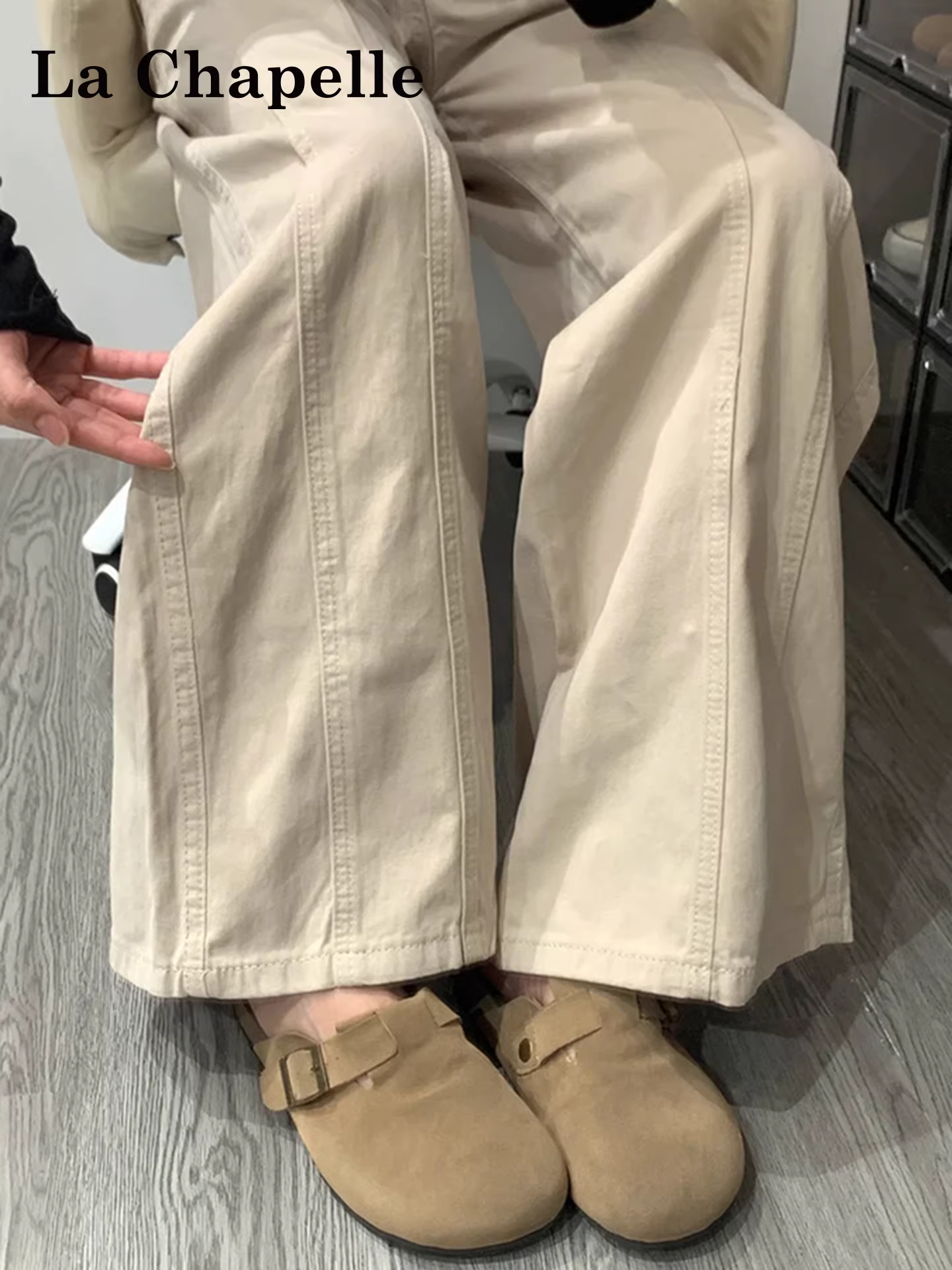 Quần cargo ống rộng dài chấm đất La Chapelle màu trắng dành cho nữ, mẫu mới thu đông 2025, chất liệu mềm mại, kiểu dáng nhỏ nhắn, quần ống đứng suông thoải mái.