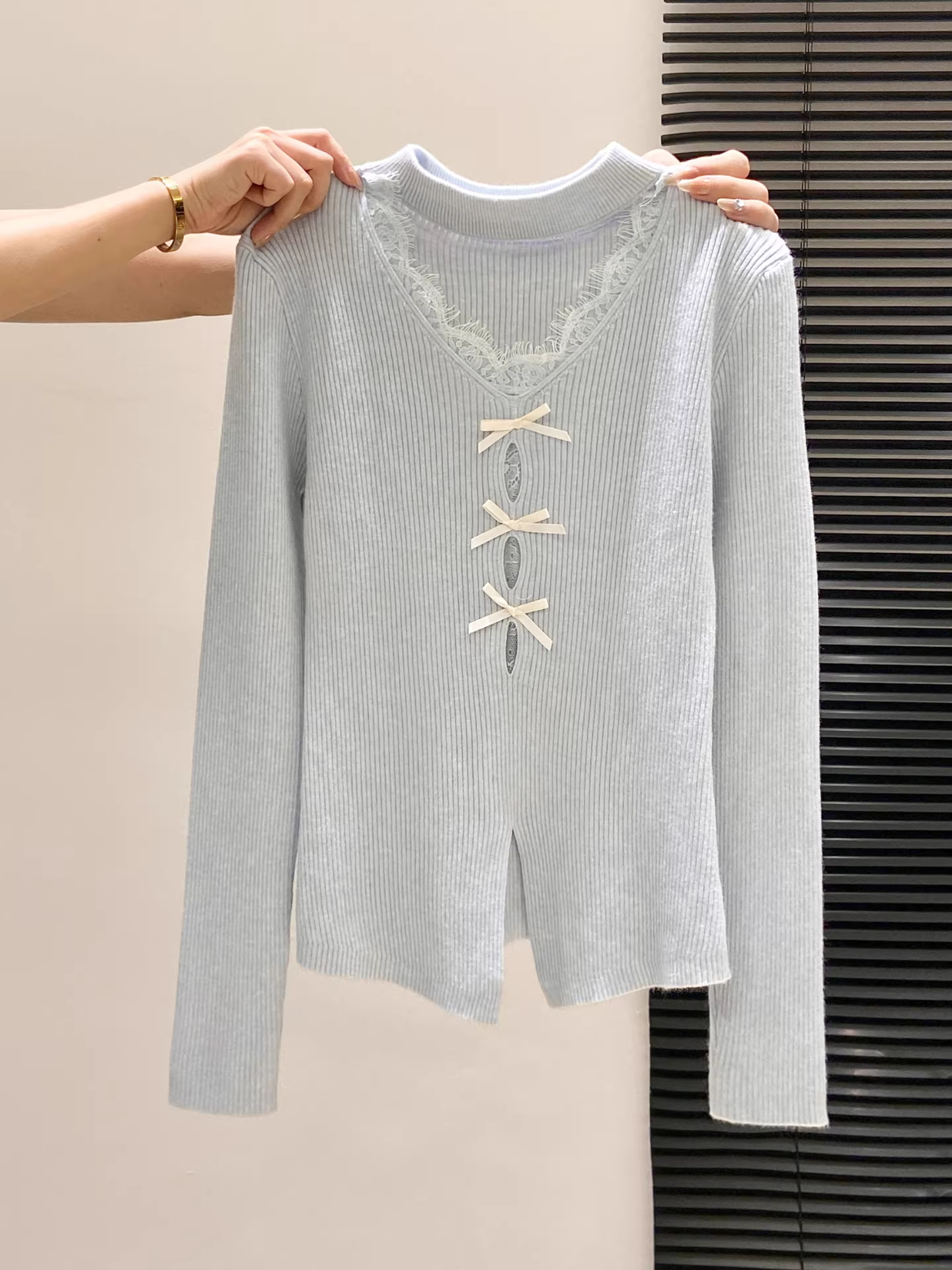 Áo len nữ La Chapelle tay dài ren trắng, kiểu dáng ôm body, mùa thu đông 2025