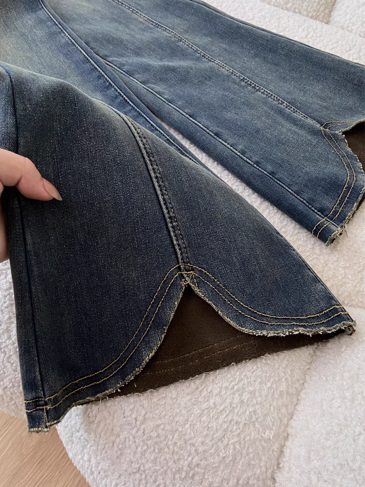 Quần jeans nữ La Chapelle ống loe dày dặn lót lông cừu, kiểu dáng xẻ tà, mùa thu đông 2025, size nhỏ nhắn
