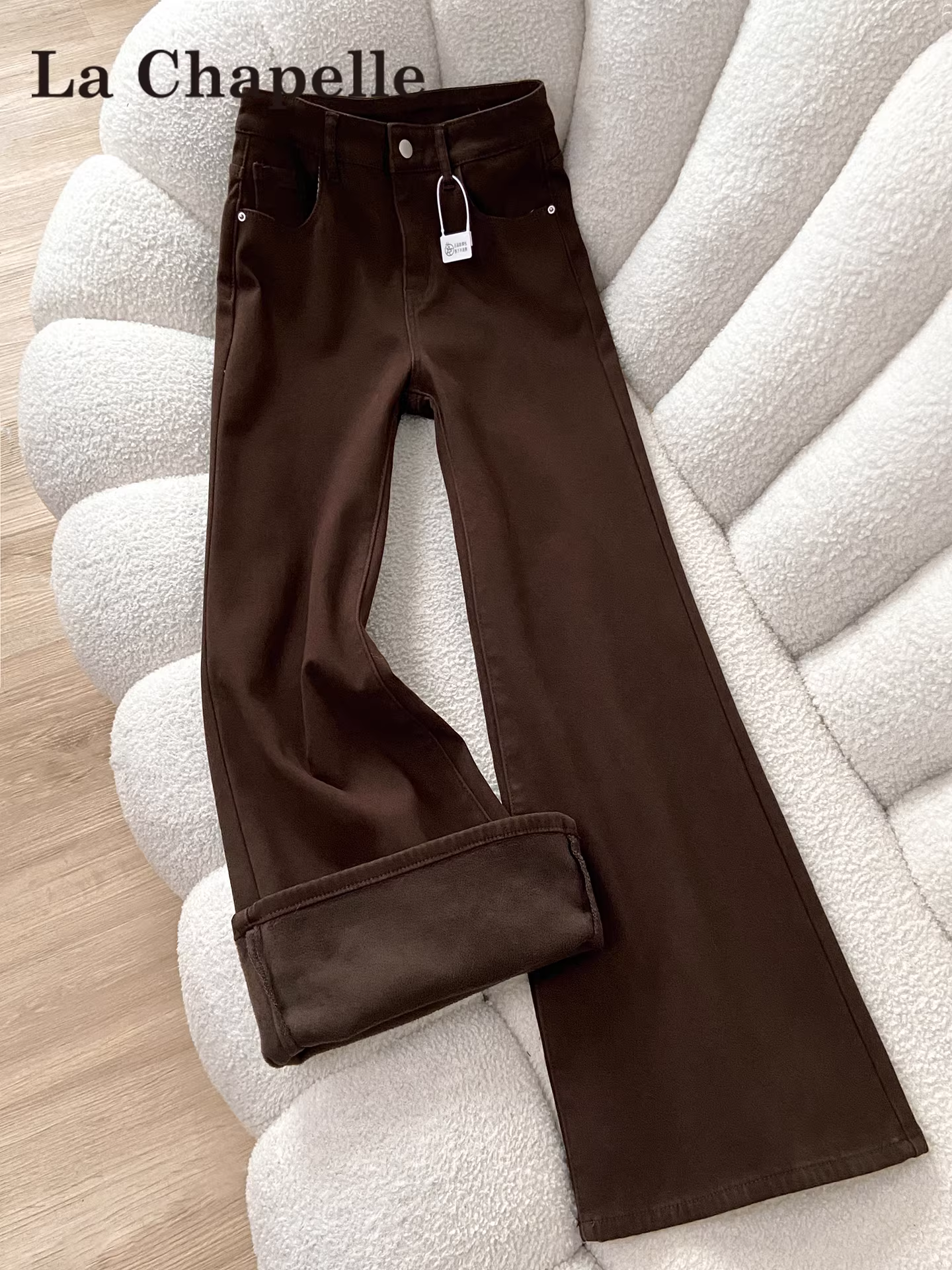 Quần jean ống loe dày dặn lót lông màu cà phê La Chapelle dành cho nữ, quần ống chuông cạp cao dáng nhỏ nhắn mới mùa thu đông 2025.