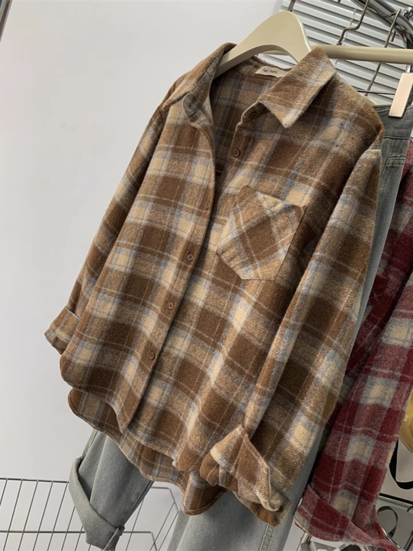 Áo sơ mi dài tay kẻ đỏ La Chapelle dành cho nữ, kiểu dáng mùa thu đông 2025, phong cách lười biếng, thích hợp mặc lớp