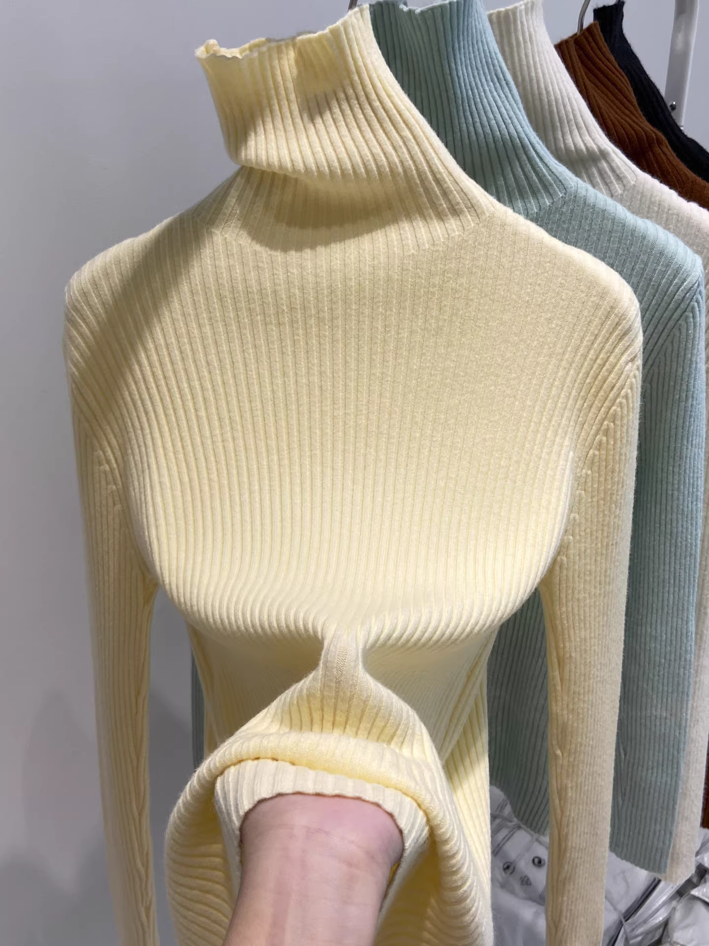 Áo len nữ cổ nửa cao La Chapelle màu trắng, kiểu dáng thu đông 2025, phong cách thuần khiết quyến rũ, mặc trong.