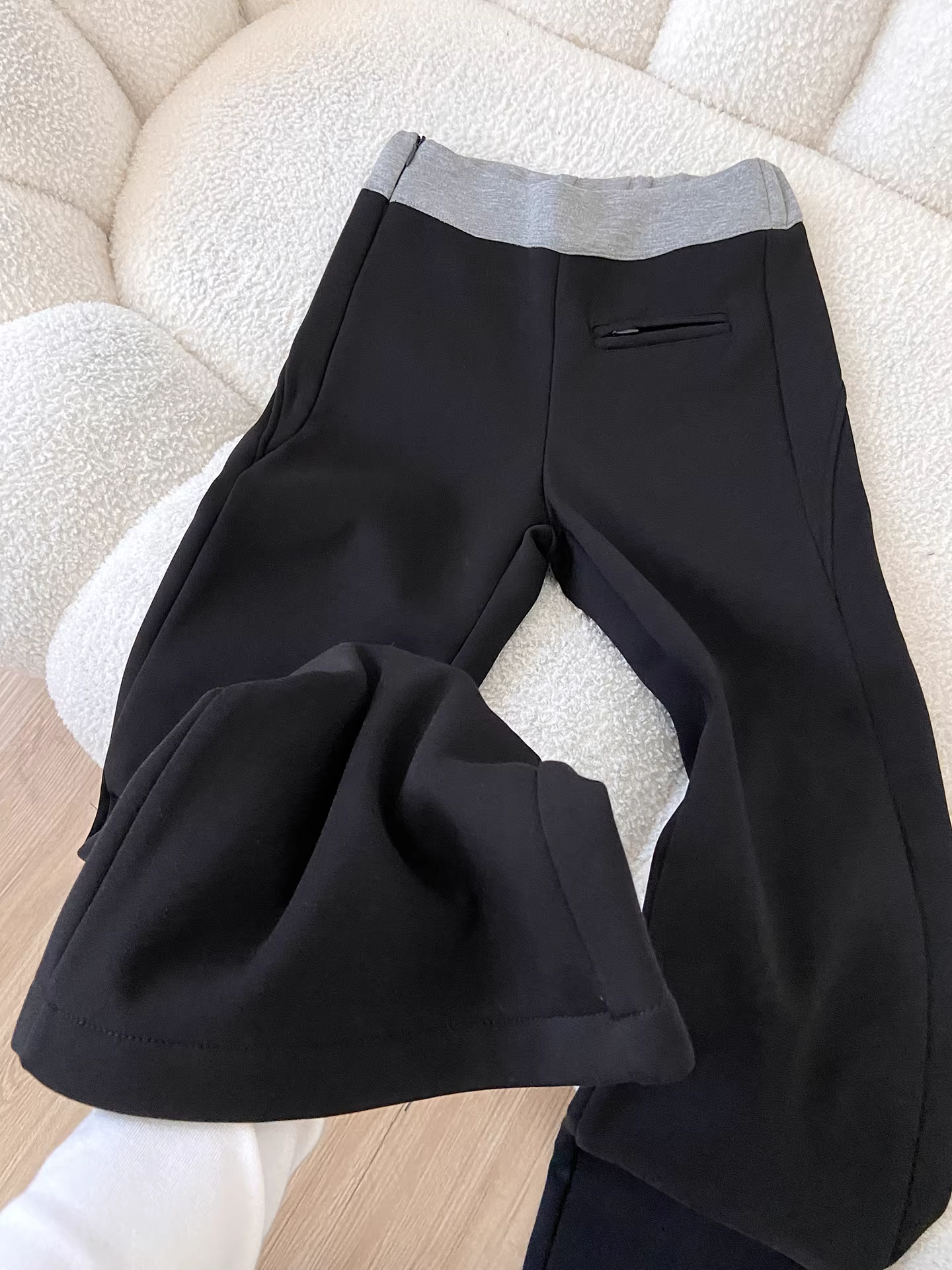 Quần thể thao ống loe phối vải lót lông cừu đen La Chapelle dành cho nữ, mẫu mới thu đông 2025, kiểu dáng ôm sát, dáng chuông