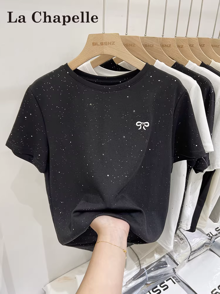 Áo thun nữ La Chapelle màu đen cổ tròn tay ngắn kiểu regular, thiết kế mới mùa hè 2025, điểm nhấn nơ đính đá độc đáo