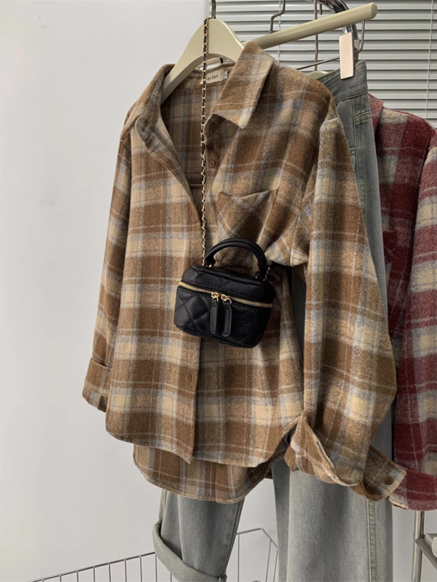 Áo sơ mi dài tay kẻ đỏ La Chapelle dành cho nữ, kiểu dáng mùa thu đông 2025, phong cách lười biếng, thích hợp mặc lớp