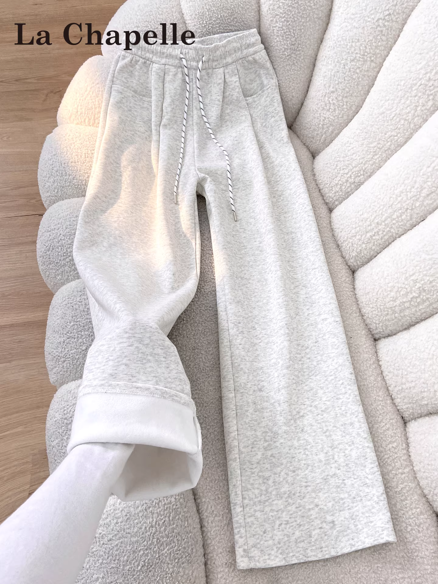 Quần thể thao ống rộng lót lông cừu trắng La Chapelle dành cho nữ, kiểu dáng mới thu đông 2025, phong cách thoải mái, dáng thẳng.