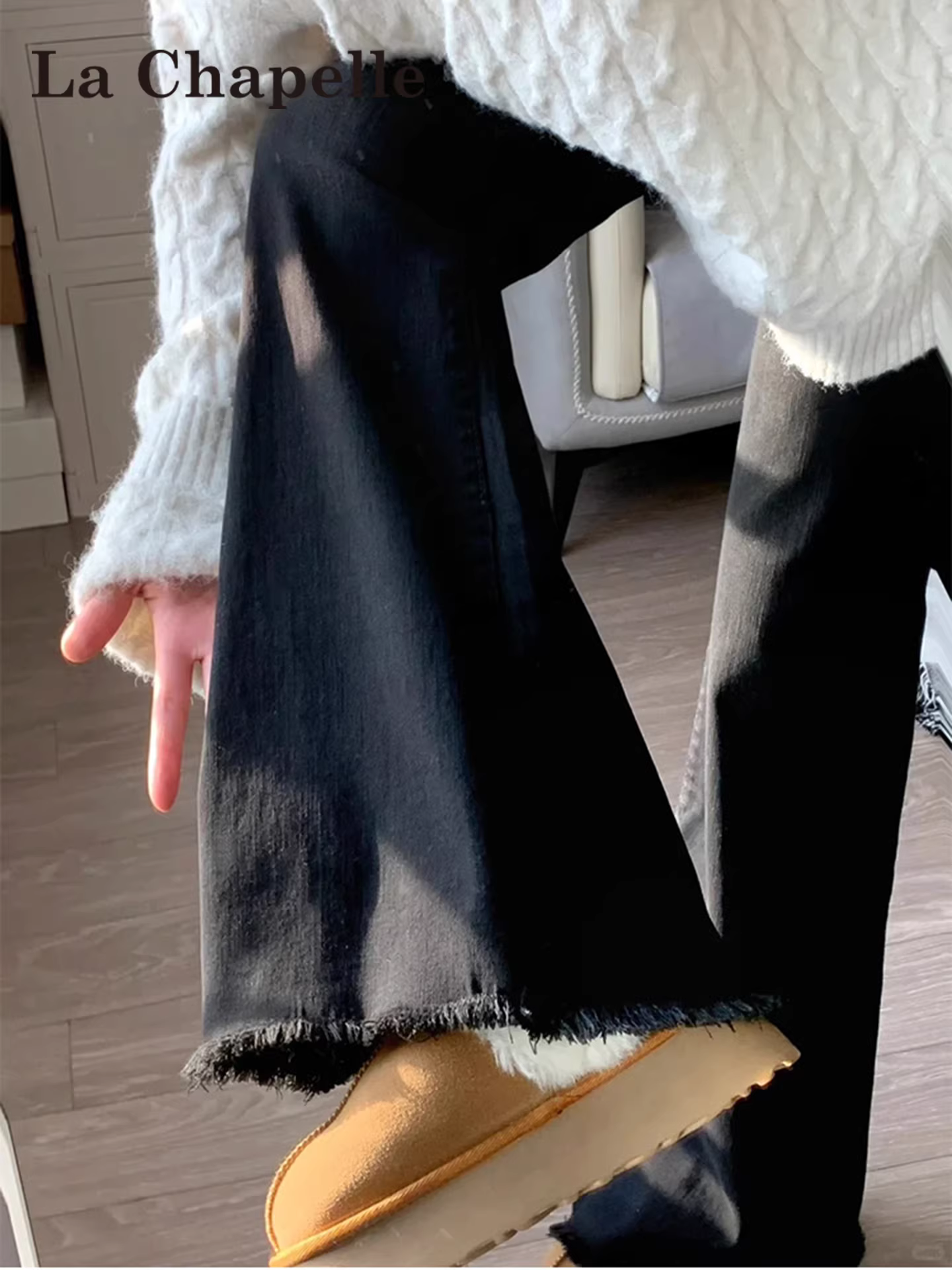 Quần jean nữ La Chapelle viền xù đen, kiểu dáng mới thu đông 2025, ôm dáng, cạp cao, quần chuông lót lông.