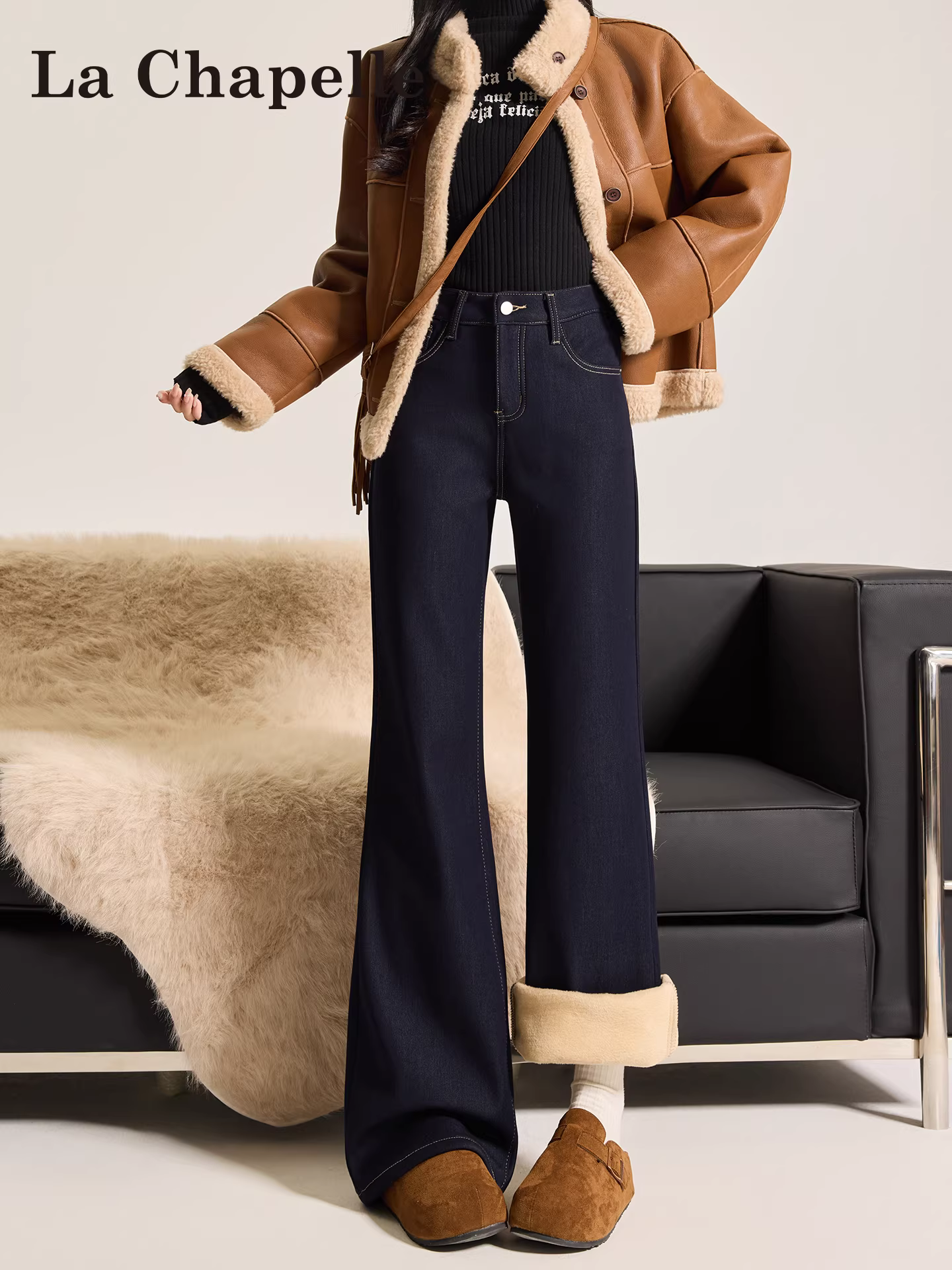 Quần jeans ống loe dày dặn lót lông màu xanh đậm La Chapelle dành cho nữ, kiểu mới thu đông 2025, quần ống loe dáng nhỏ nhắn.