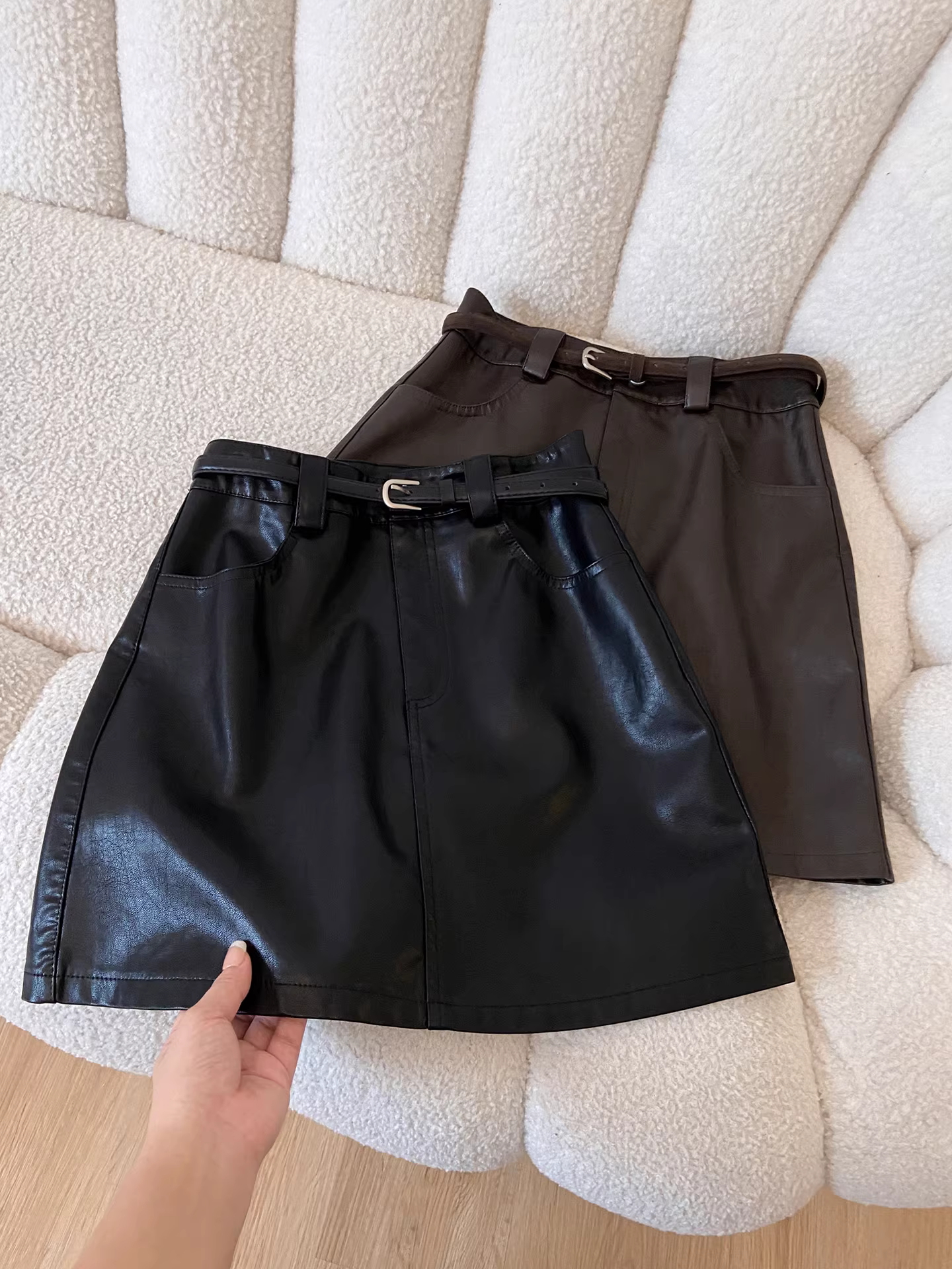 Chân váy da PU đen La Chapelle dành cho nữ, mẫu mới thu đông 2025, cạp cao, che hông, dáng chữ A, ôm sát, ngắn