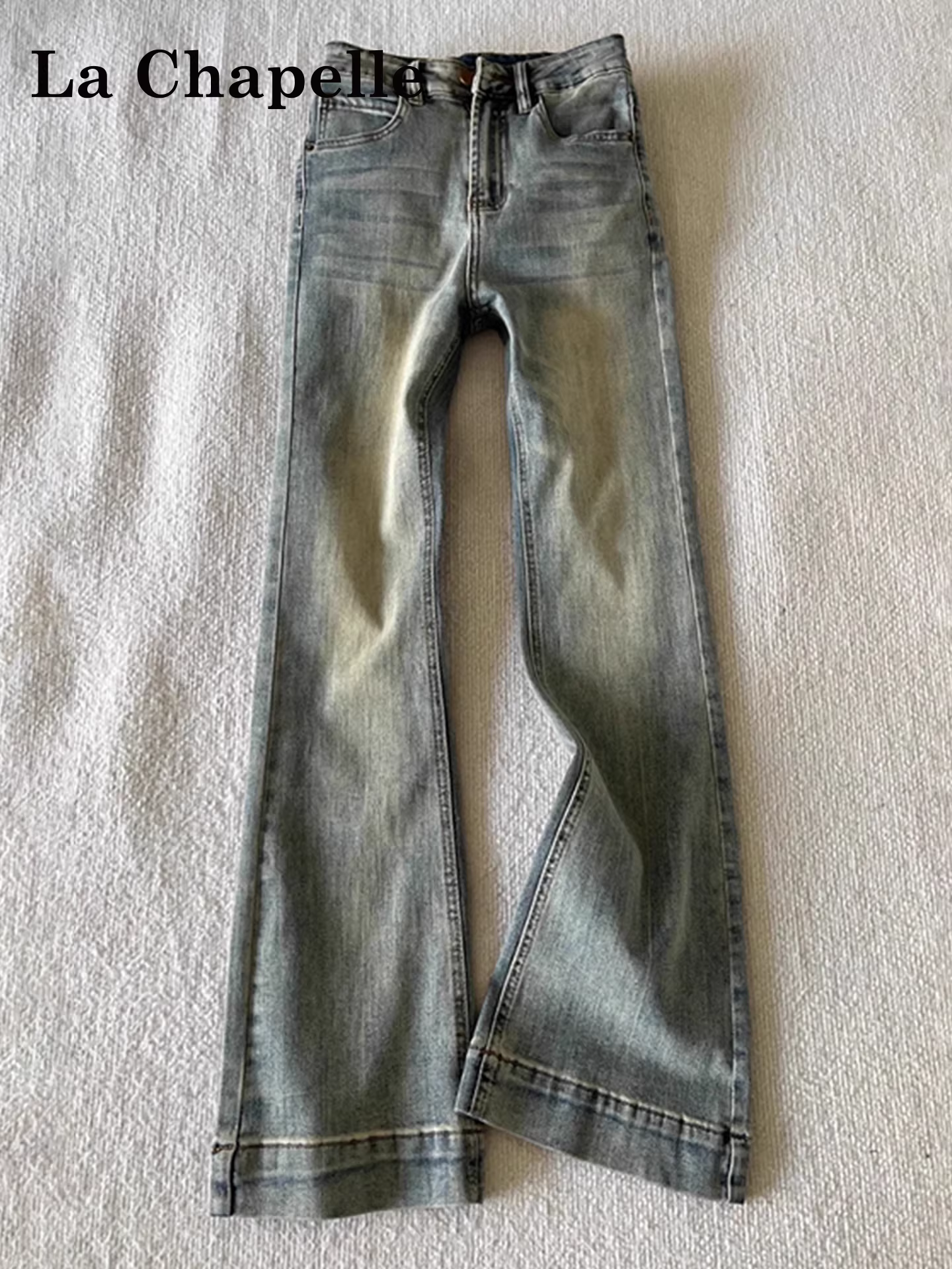 Quần jean La Chapelle dáng loe nhỏ nhắn dành cho nữ, mẫu mới thu đông 2025, chất liệu không bó sát, kiểu dáng xòe chuông.