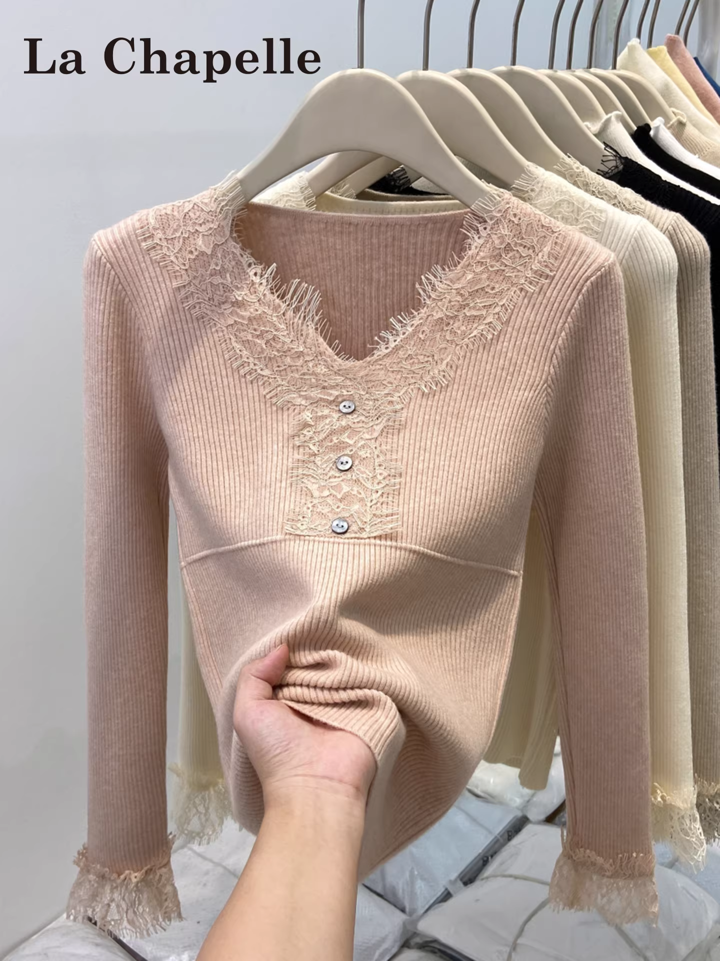 Áo len dệt kim cổ V phối ren màu hồng La Chapelle dành cho nữ, mẫu mới thu đông 2025, áo lót trong