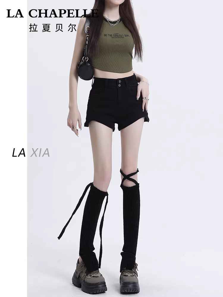 Quần short denim nữ La Chapelle màu đen, kiểu dáng ôm sát, lưng cao, chất liệu thun co giãn, dáng chữ A, mùa hè 2025.