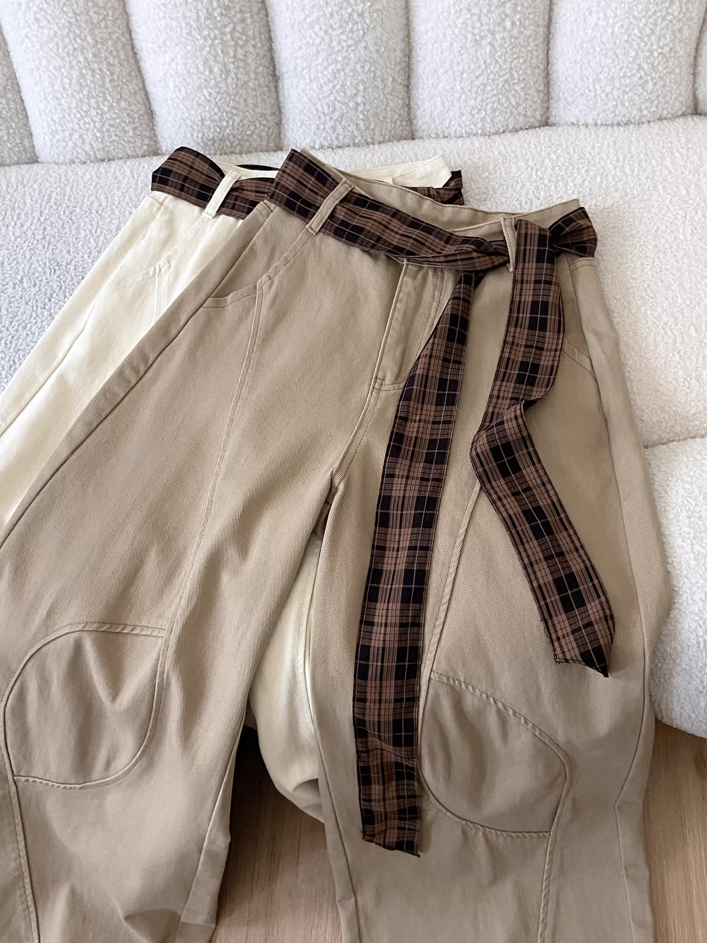 Quần jeans ống rộng màu kaki La Chapelle kiểu retro dành cho nữ, mẫu mới thu đông 2025, cạp cao, dáng rộng, chất liệu mềm mại.