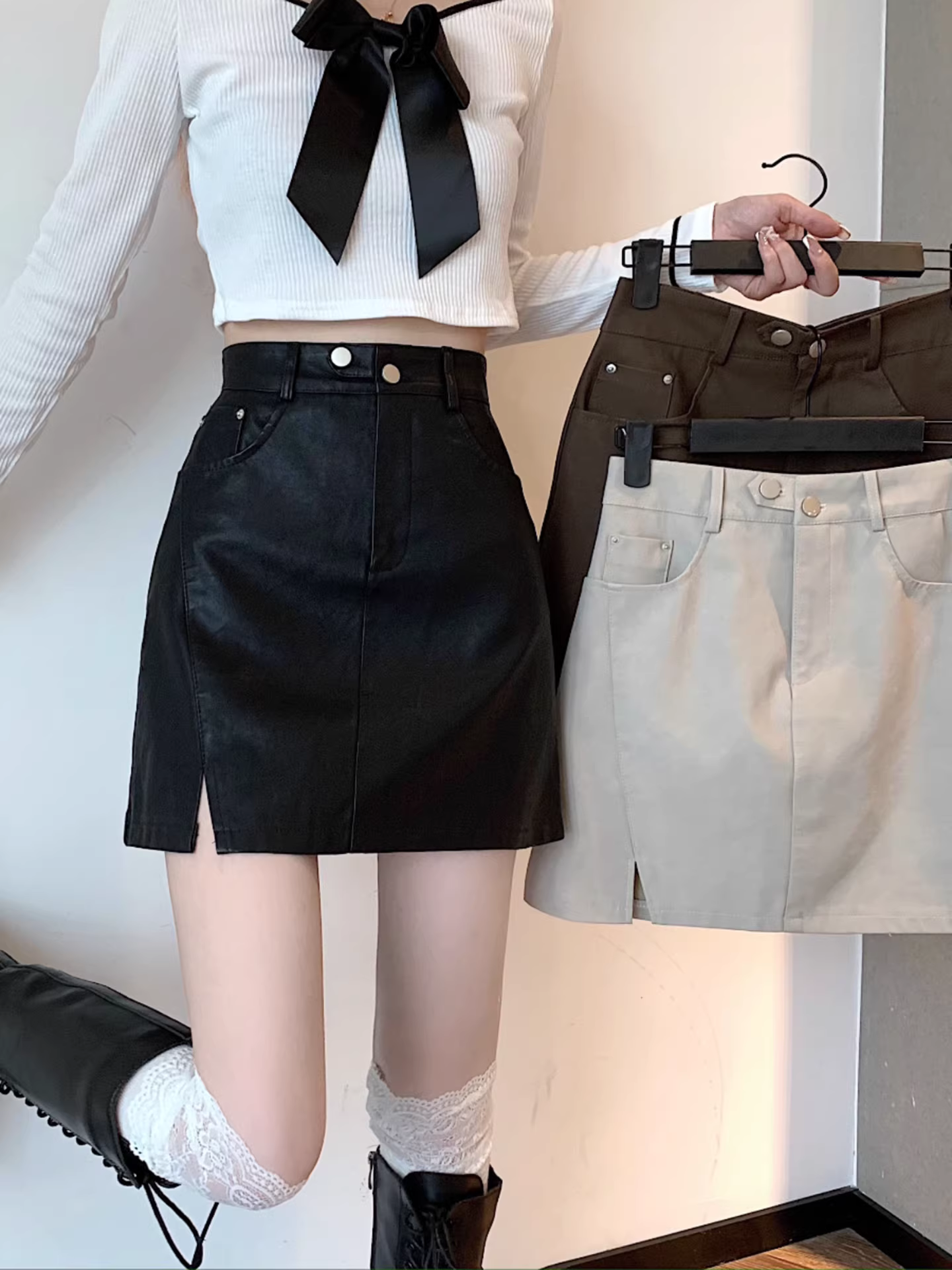 Chân váy da PU màu mơ La Chapelle dành cho nữ, mẫu mới thu đông 2025, cạp cao, dáng ôm, xẻ tà, kiểu A, mini.