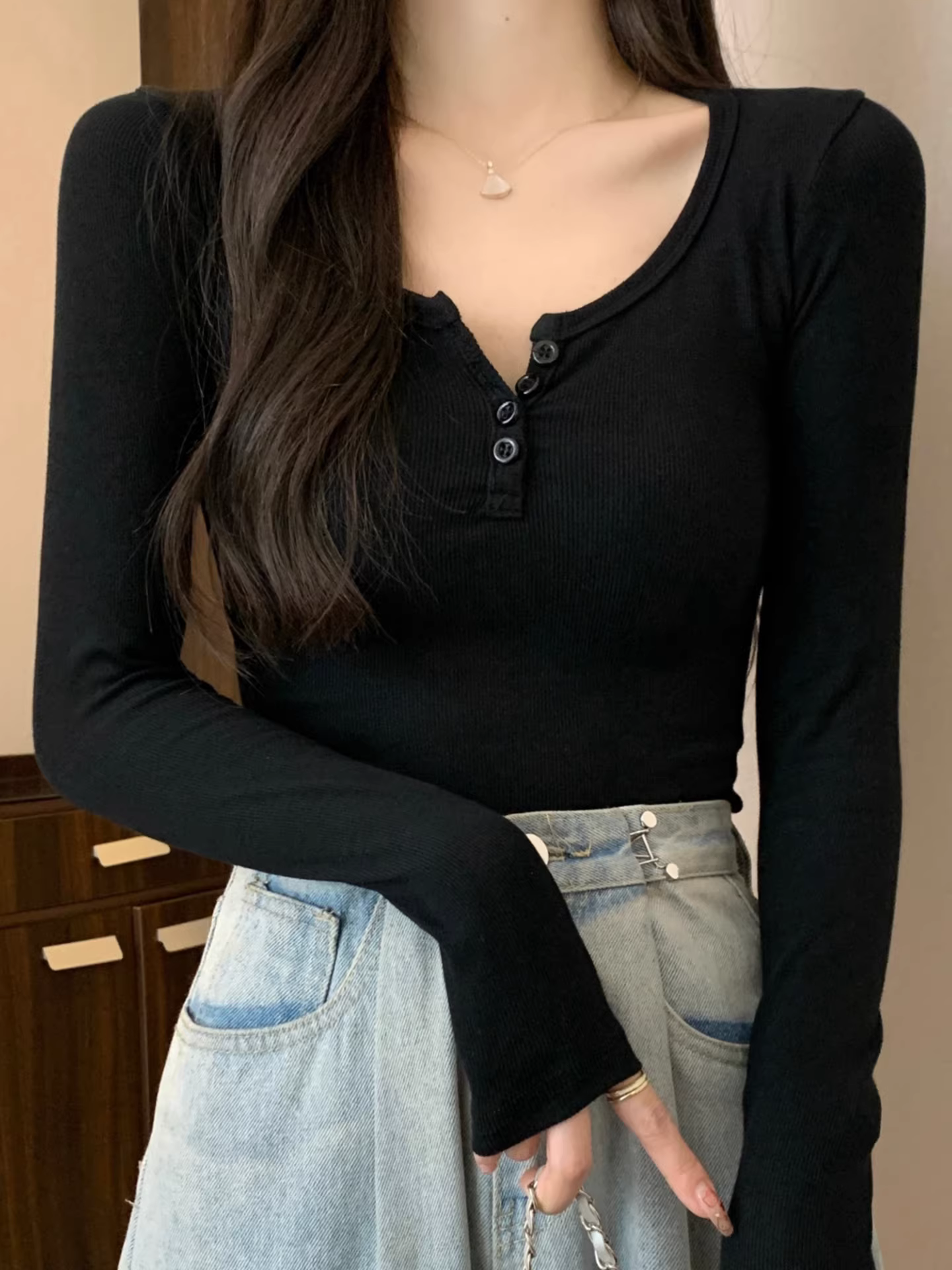 Áo thun nữ La Chapelle màu nâu, tay dài, cổ nửa mở, kiểu mới thu đông 2025, phong cách thuần khiết, áo trễ vai.