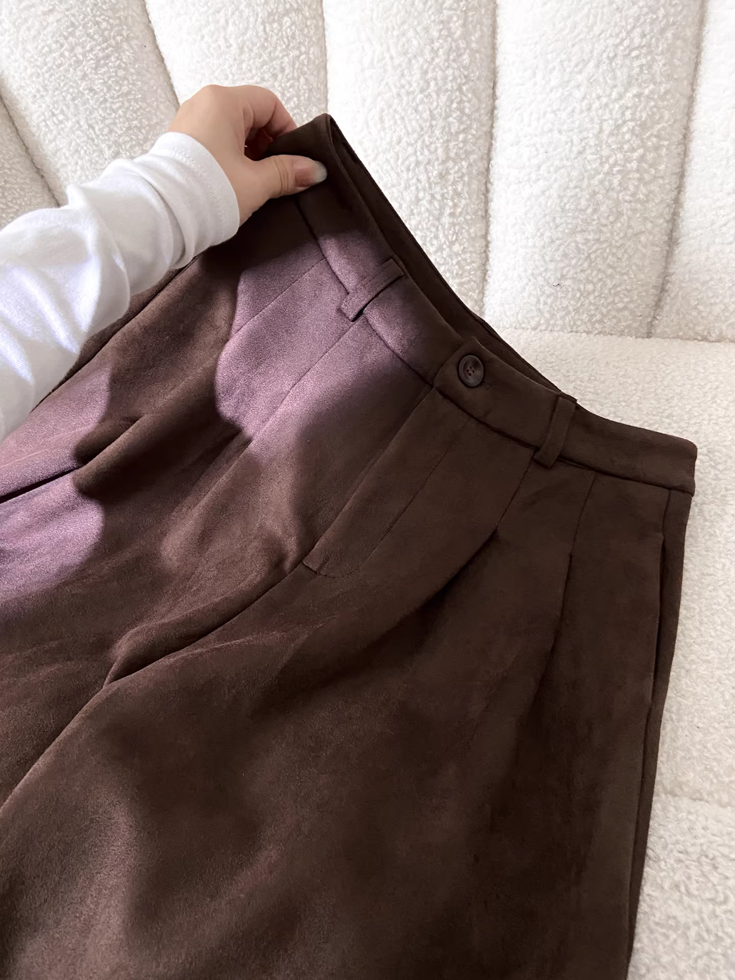 Quần âu nữ La Chapelle chất liệu da lộn màu cà phê, dáng rộng, xu hướng thu đông 2025, cạp cao, dáng thẳng, size nhỏ nhắn