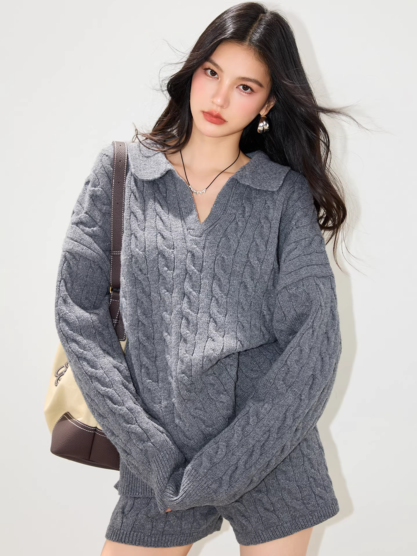 Bộ đồ hai mảnh áo len cổ polo màu xám La Chapelle và quần short chữ A cạp cao nữ thu đông 2025 mới