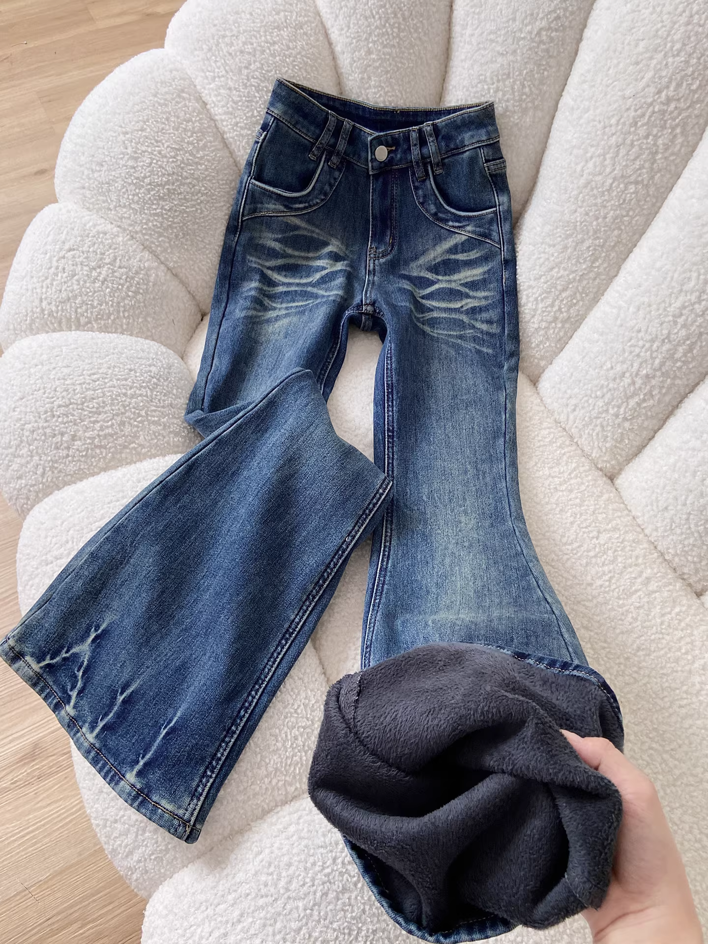 Quần jeans ống loe dày dặn lót lông La Chapelle kiểu retro dành cho nữ, mẫu mới thu đông 2025, ôm dáng, không bó sát.