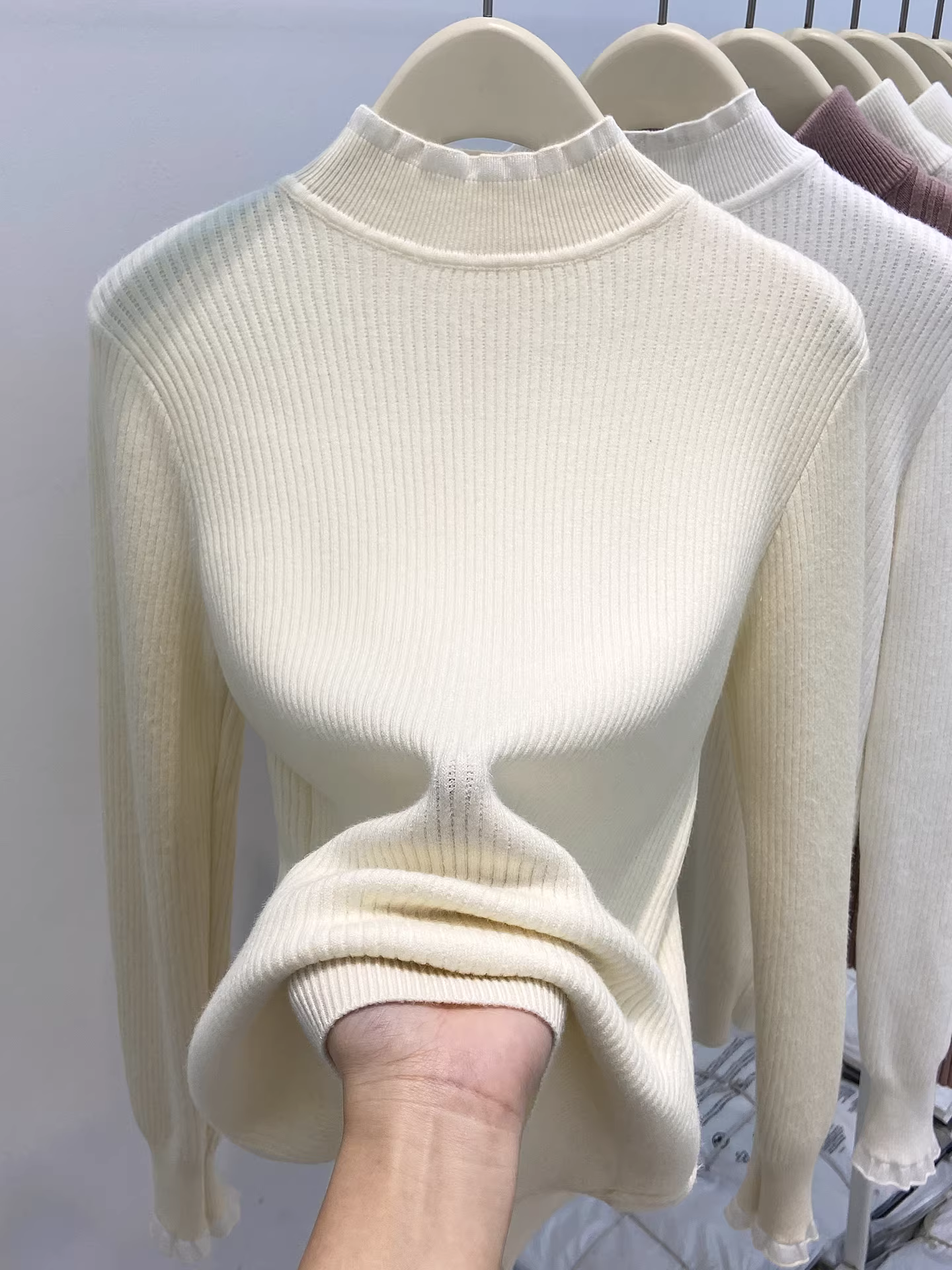 Áo len dệt kim phối ren cổ nửa cao màu đen La Chapelle dành cho nữ 2025 mới mùa thu đông dáng ôm