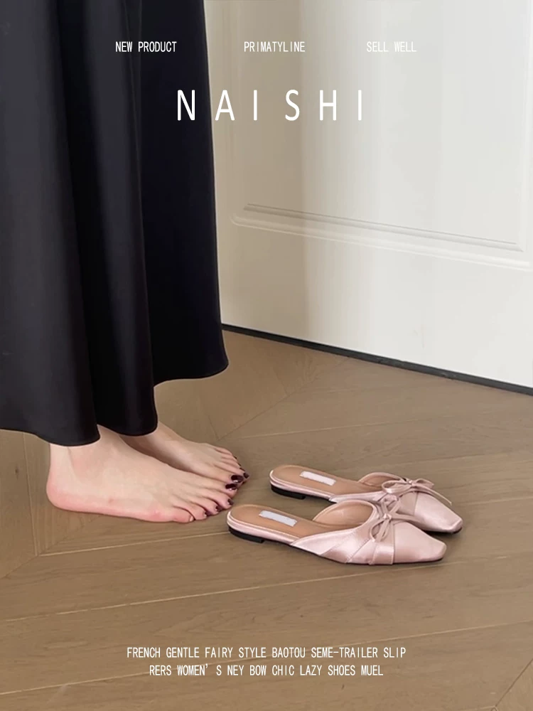 Phiên bản da cừu! Dép nửa kín mũi kiểu Pháp bằng chất liệu satin màu hồng nhạt có nơ, thích hợp phối với váy, dép bệt dành cho nữ.