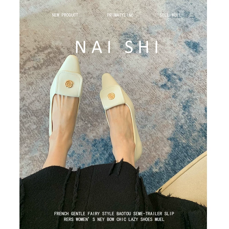 Phiên bản da cừu! Giày Mary Jane kiểu Chanel dành cho nữ với thiết kế độc đáo hình hoa trà, giày bệt kiểu Pháp mũi nhọn và phần mũi giày nông.