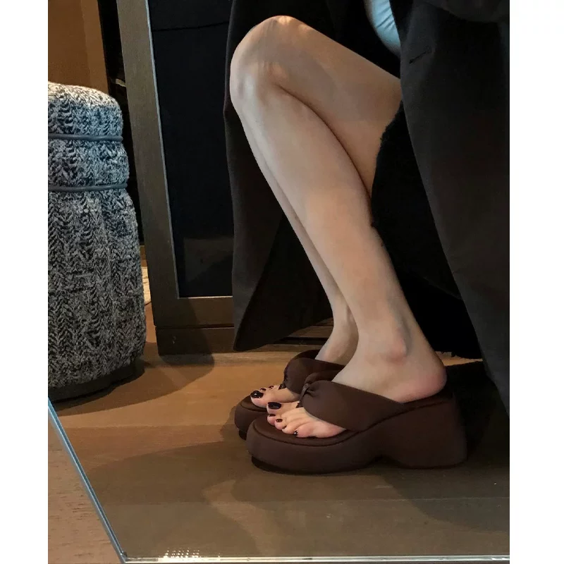 Phiên bản cao cấp! Dép xỏ ngón satin đế dày tăng chiều cao dành cho nữ, dép quai ngang thời trang mùa hè đi ngoài trời với đế platform.
